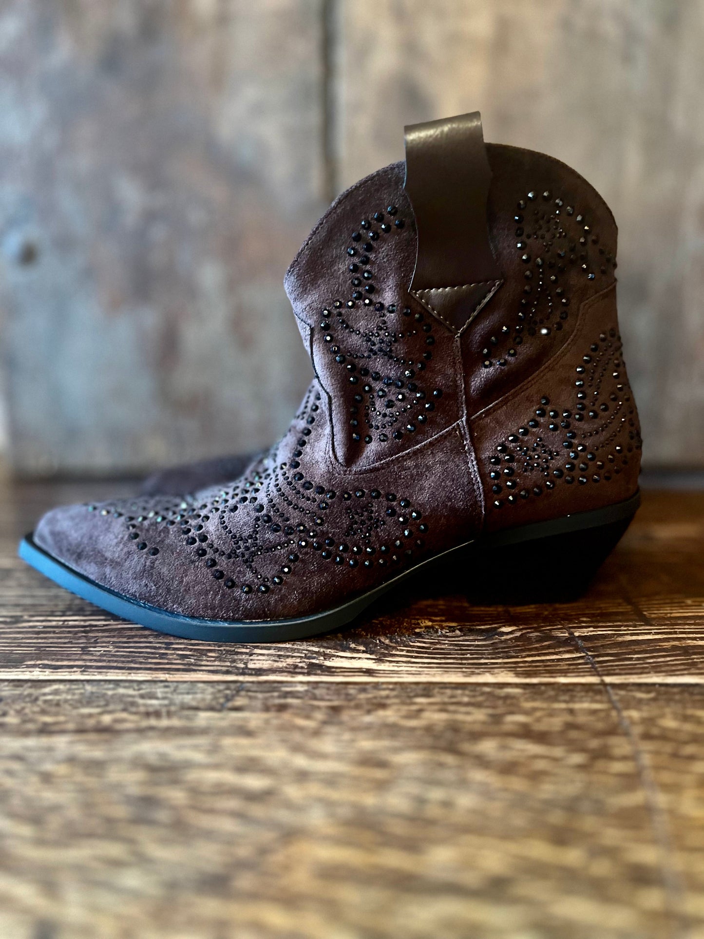 Bottes Santiag imitation daim marron avec strass noirs.
Hauteur talon : 4cm.
Hauteur botte(talon compris) : 20cm.
Taille normal.