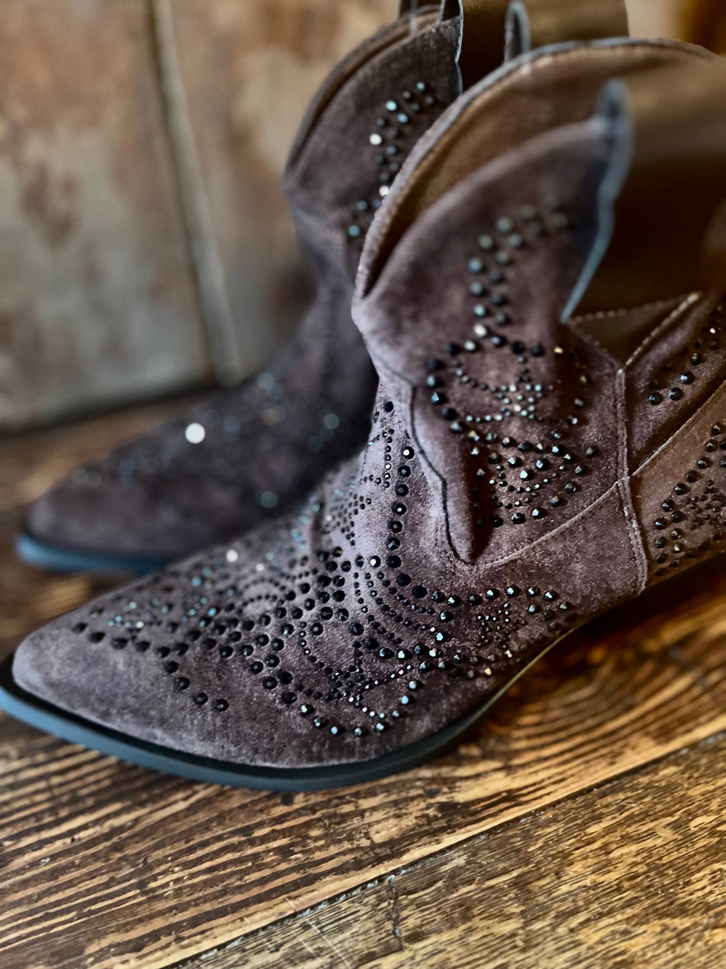 Bottes Santiag imitation daim marron avec strass noirs.
Hauteur talon : 4cm.
Hauteur botte(talon compris) : 20cm.
Taille normal.