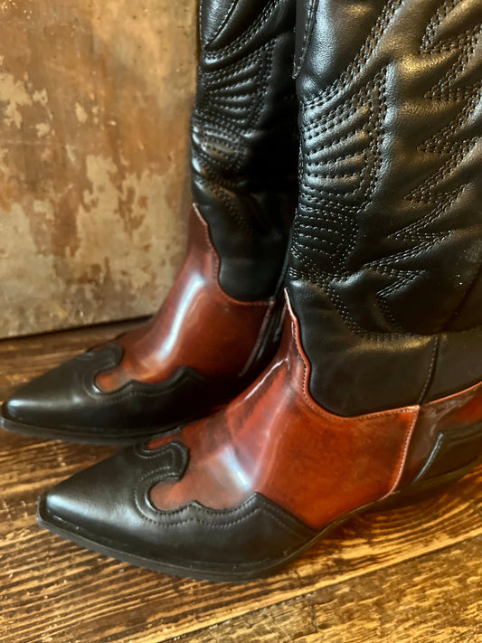 Bottes Santiag noir et une partie vernies bordaux/marron. Tirette sur le coté jusque mi hauteur.