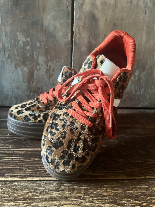 Basket leopard avec details et lacets couleur brique. Effet poils ras.
Hauteur semelle 4,5cm.
Taille bien si entre deux pointures prendre la pointure la plus petite.