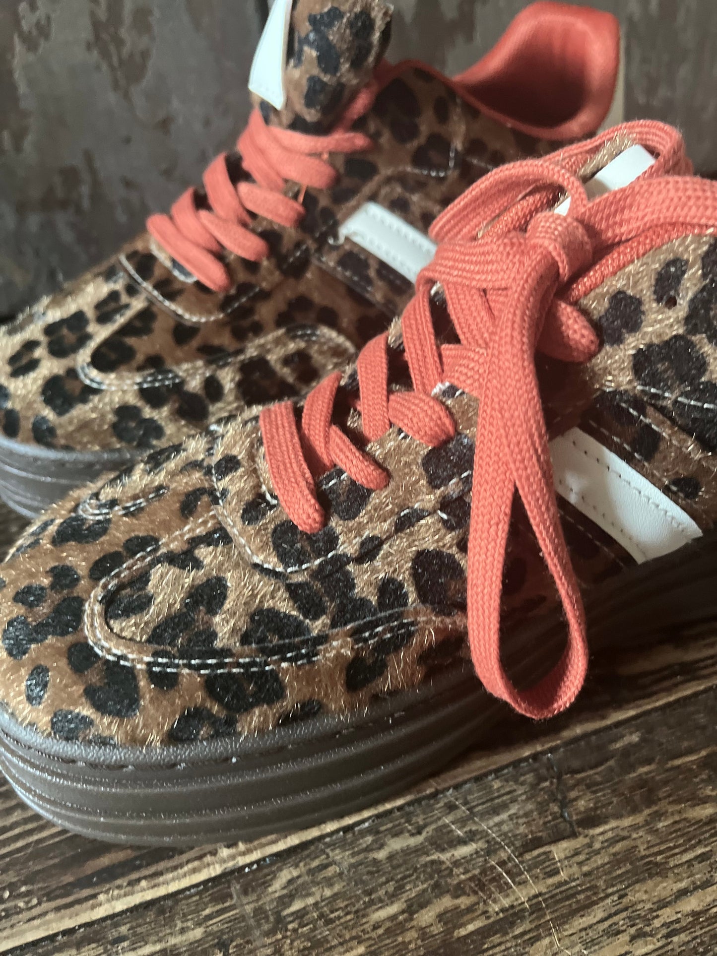 Basket leopard avec details et lacets couleur brique. Effet poils ras.
Hauteur semelle 4,5cm.
Taille bien si entre deux pointures prendre la pointure la plus petite.
