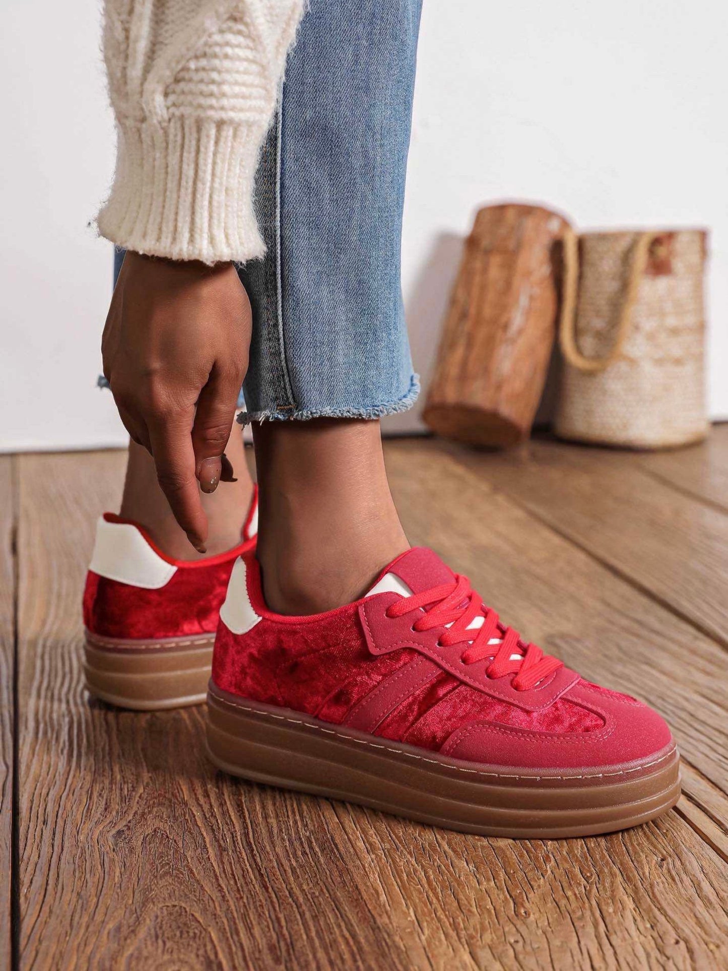 Basket rouge. Effet velours.
Hauteur semelle 4,5cm.
Taille bien si entre deux pointures prendre la pointure la plus petite.