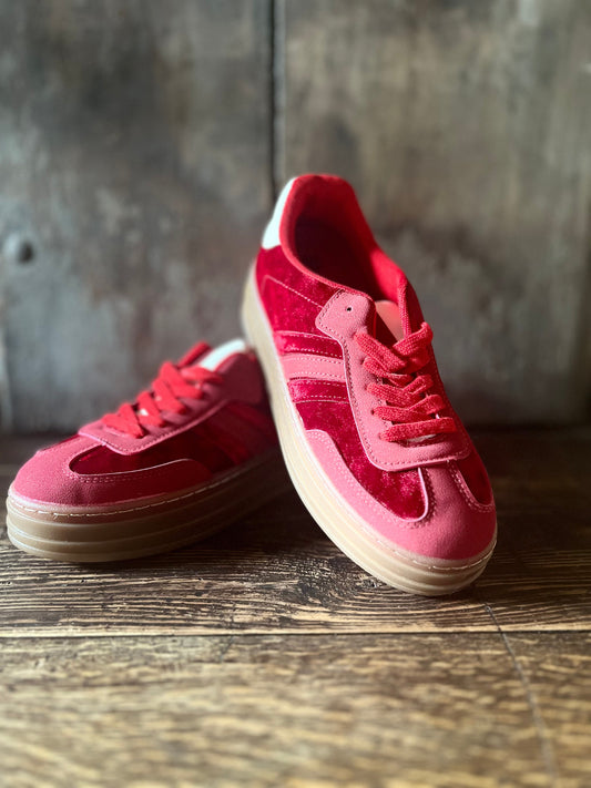 Basket rouge. Effet velours.
Hauteur semelle 4,5cm.
Taille bien si entre deux pointures prendre la pointure la plus petite.