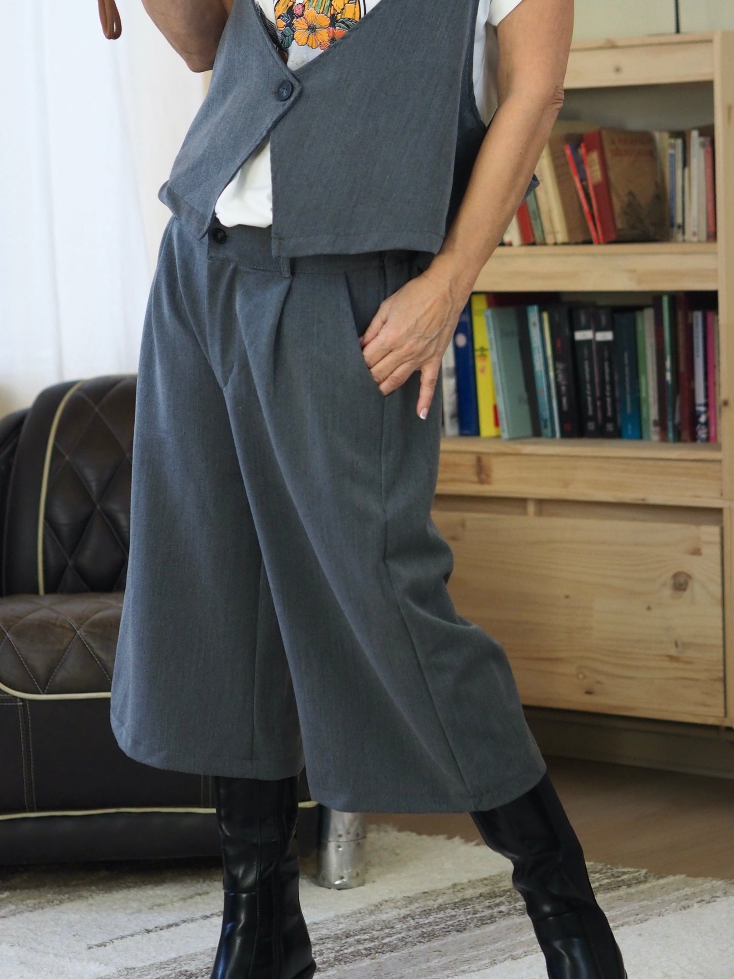 Bermuda gris, taille élastique.
70% Polyester 25% Viscose 5% Elasthane.
Taille unique convient du 36 au 40.
Tour de taille maximum 92cm.