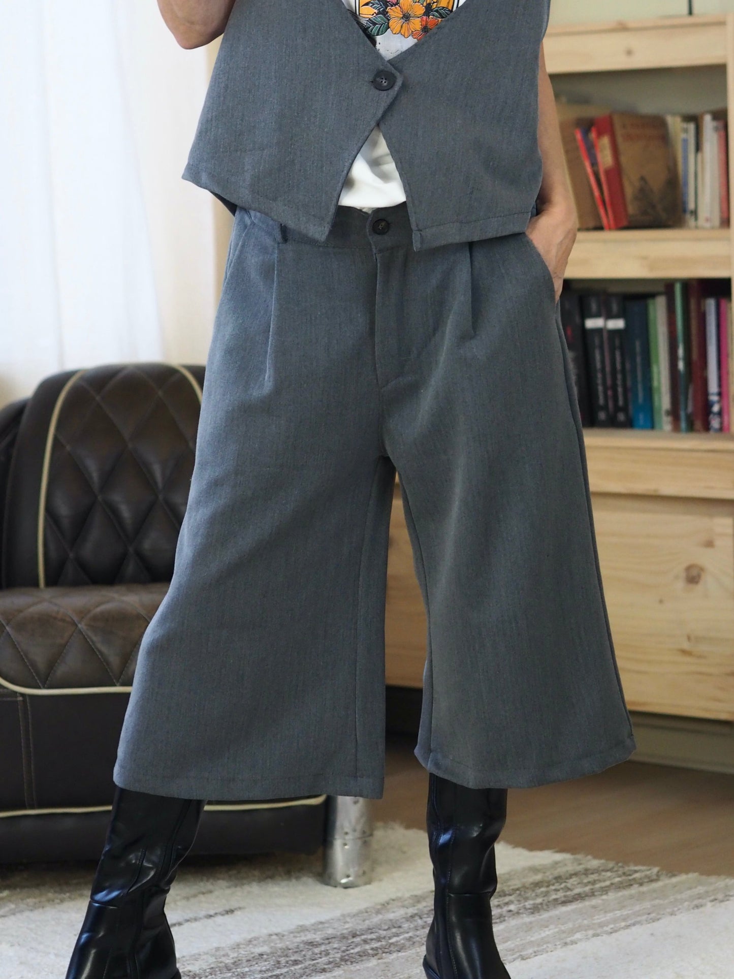 Bermuda gris, taille élastique.
70% Polyester 25% Viscose 5% Elasthane.
Taille unique convient du 36 au 40.
Tour de taille maximum 92cm.