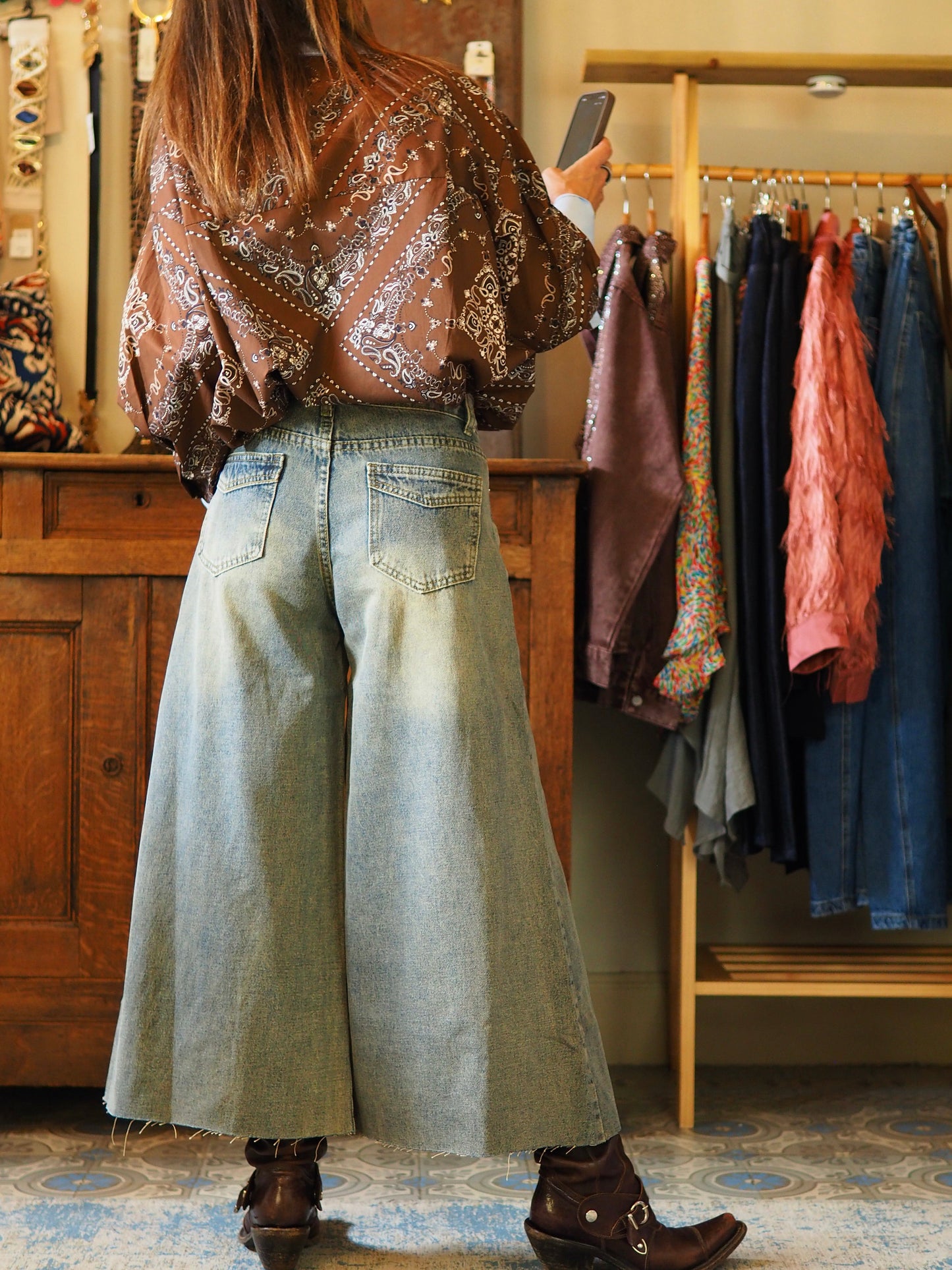 Bermuda long et large sans bords ( facile à recouper si besoin).
95% Coton 5% Polyester.
Taille S/36 M/38 L/40