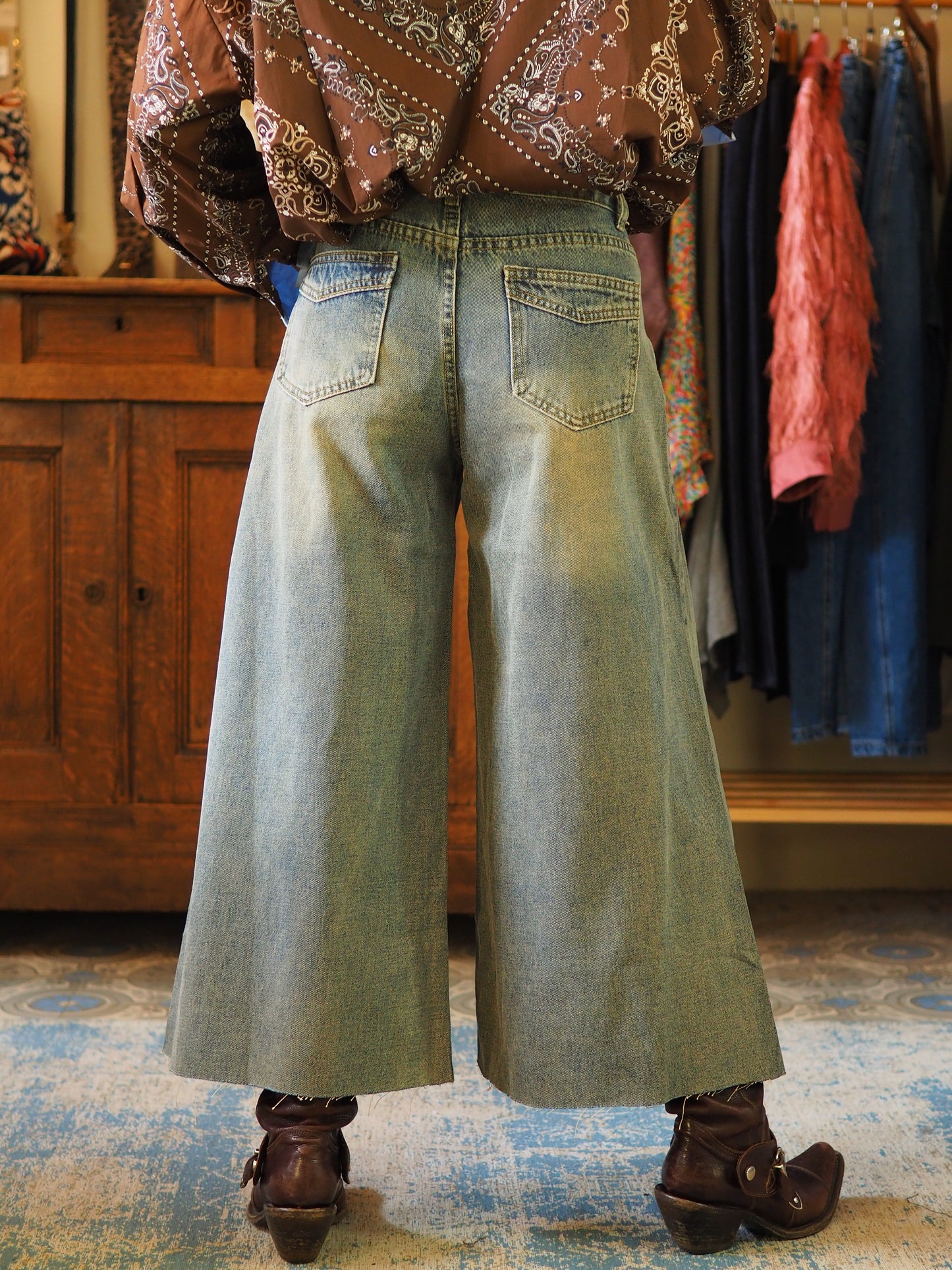 Bermuda long et large sans bords ( facile à recouper si besoin).
95% Coton 5% Polyester.
Taille S/36 M/38 L/40