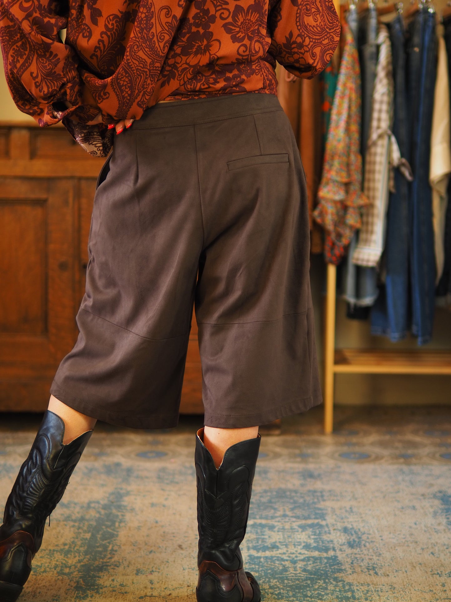 Bermuda suédine marron( belle imitation daim souple). Taille grand.
Taille : S/36 M/38 et L/40.
92% Polyester 8% Elashane.
