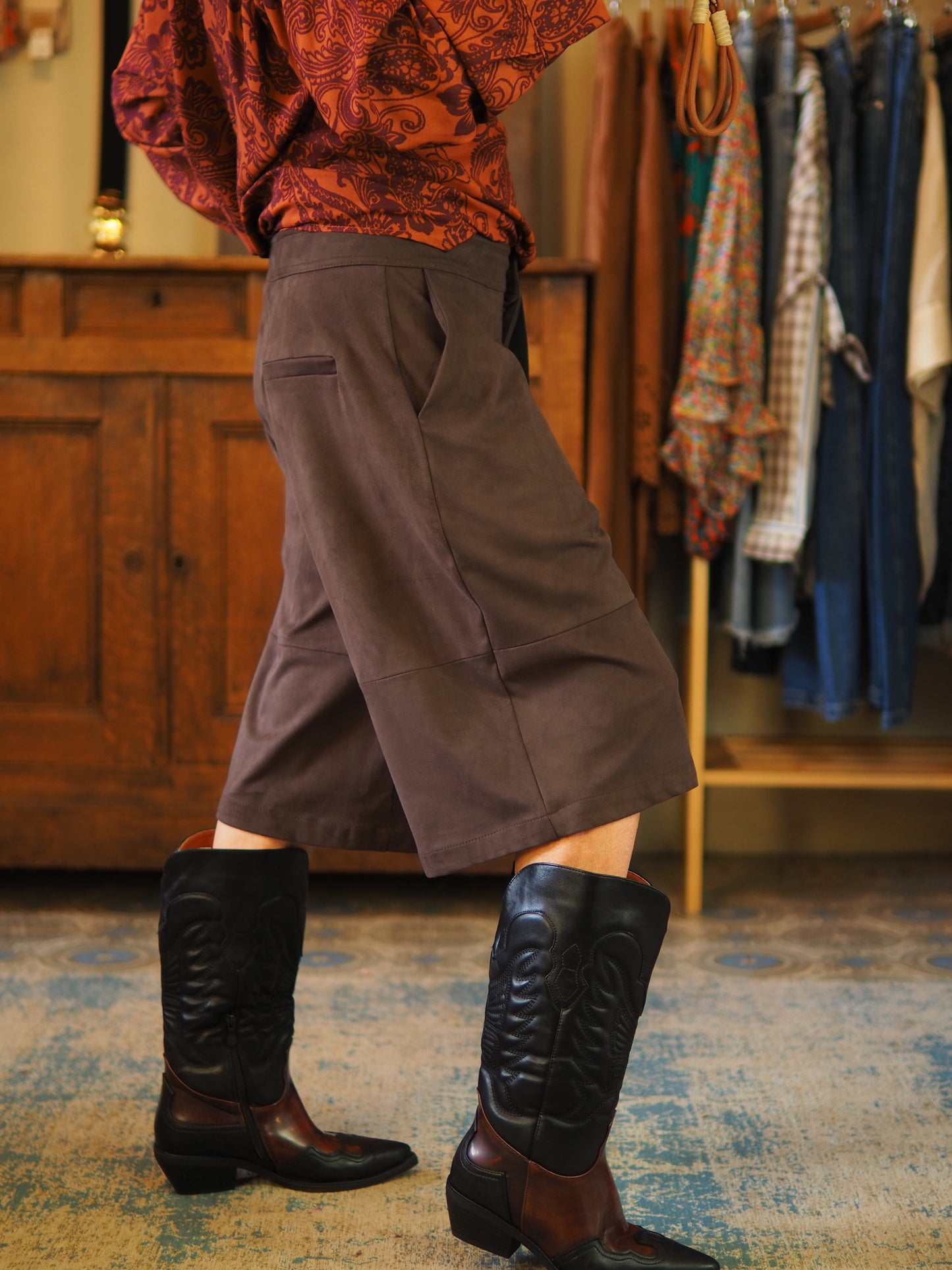 Bermuda suédine marron( belle imitation daim souple). Taille grand.
Taille : S/36 M/38 et L/40.
92% Polyester 8% Elashane.