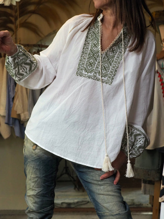 Blouse écru avec broderies kaki.
100% Coton.
Taille S/M et M/L.
S/M : Tour de poitrine 116cm Longeur dos 61cm.
M/L : Tour de poitrine 124cm Longeur dos 64cm