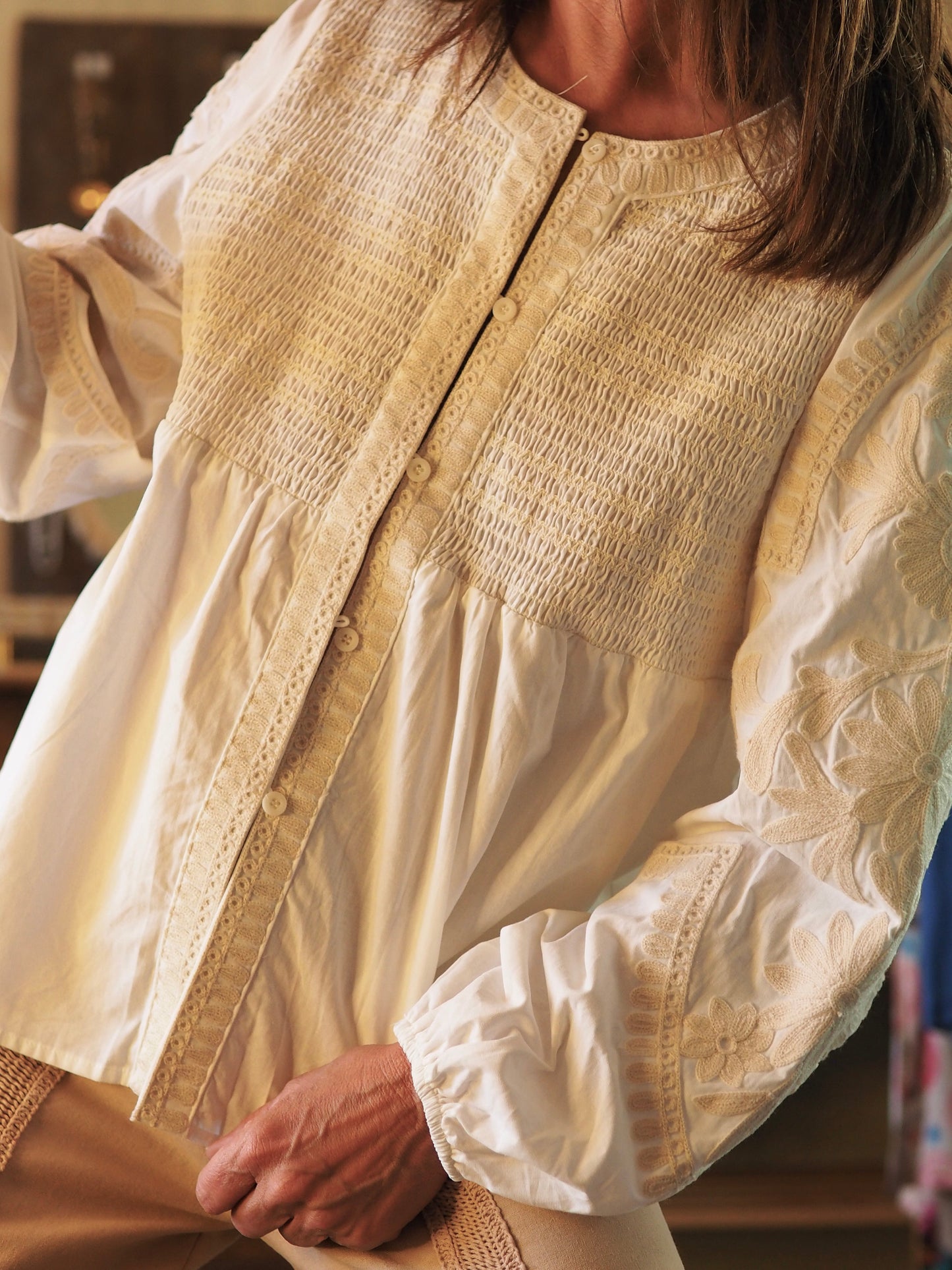 Splendide blouse écru avec broderies beiges sur les manches.
100% Coton.
Taille S/M- 36/40 et M/L-38/42
Tour de poitrine pour la S/M : 110cm Longueur dos : 60cm.
Tour de poitrine pour la M/L : 120cm Longueur dos : 60cm.