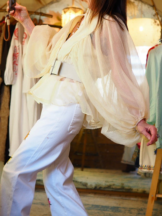 Blouse voile beige/jaune. Transparente doublée à l'avant. Ceinture comprise.
45% Nylon 55% Soie.
Taille S/M-36/38 M/L-38/40