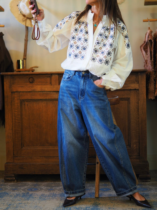 Chemise blanche avec magnifiques broderies et sequins.
Taille S/M et M/L.
100% Coton.
Tour de poitrine : S/M-116cm M/L-120cm.
Longueur dos : S/M-70cm M/L-70cm.