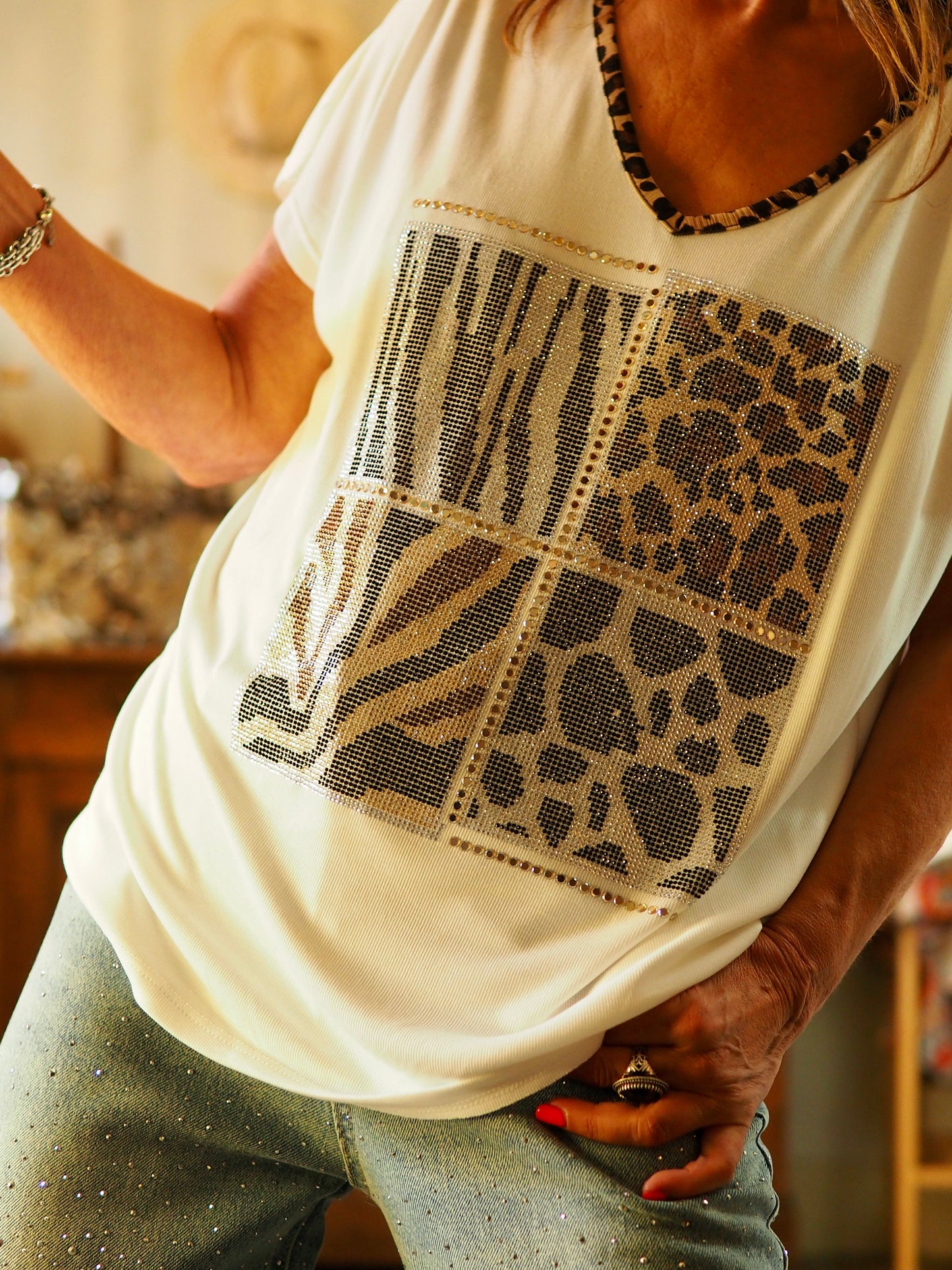 Blouse fluide blanche trés agréable à porter. Col V bordé de leopard. Strass dorés, noirs et argentés.
70% Viscose 25% Nylon 5% Elasthane.
Taille unique convient du 36 au 42/44.
Tour de poitrine 124cm Longueur dos 74cm.