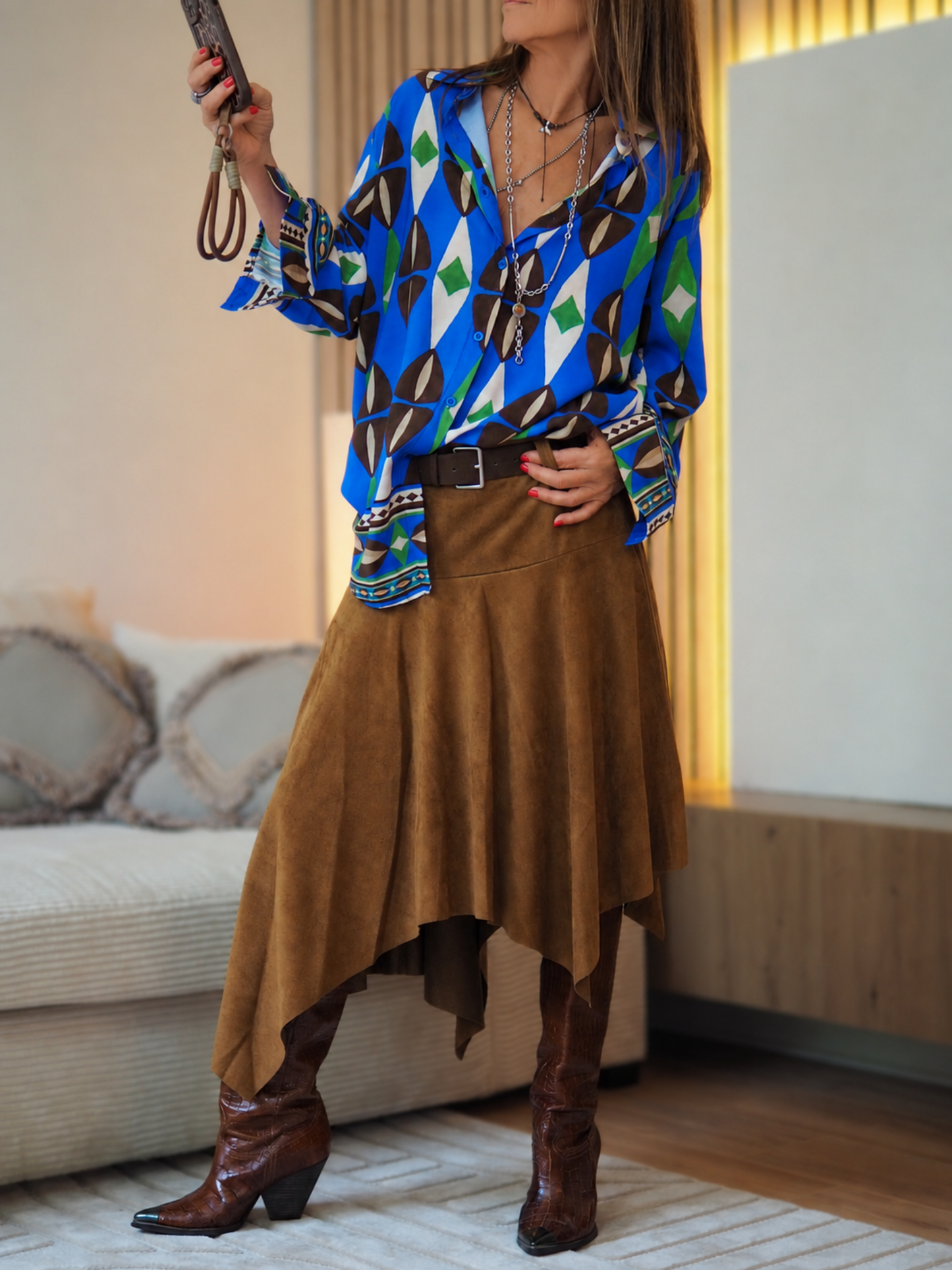 Taille S/M(36/42) et M/L(38/44)
Mesures : S/M : Tour de poitrine 126cm Longueur dos 78cm. M : Tour de poitrine 130cm Longueur dos 80cm.
Composition : 100% Viscose.
Cathy mesure 1m66 fait un 36 et porte une taille S/M.
Blouse fluide bleue royale.
