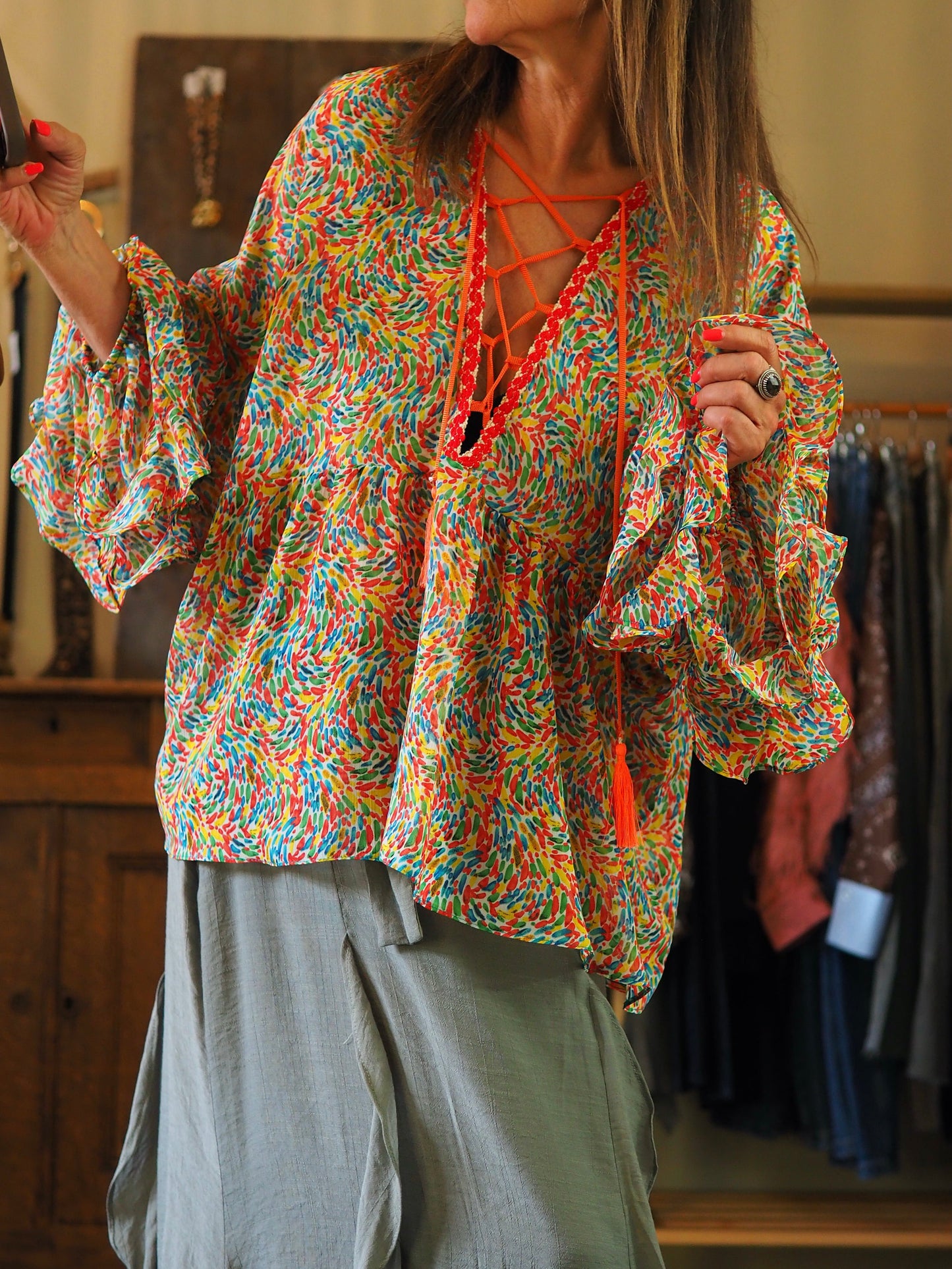 Blouse bohème dans les tons verts et orangés.
5% Viscose 95% Polyester.
Taille unique convient du 36 au 42/44.
Tour de poitrine 140cm Longueur dos 72cm.
