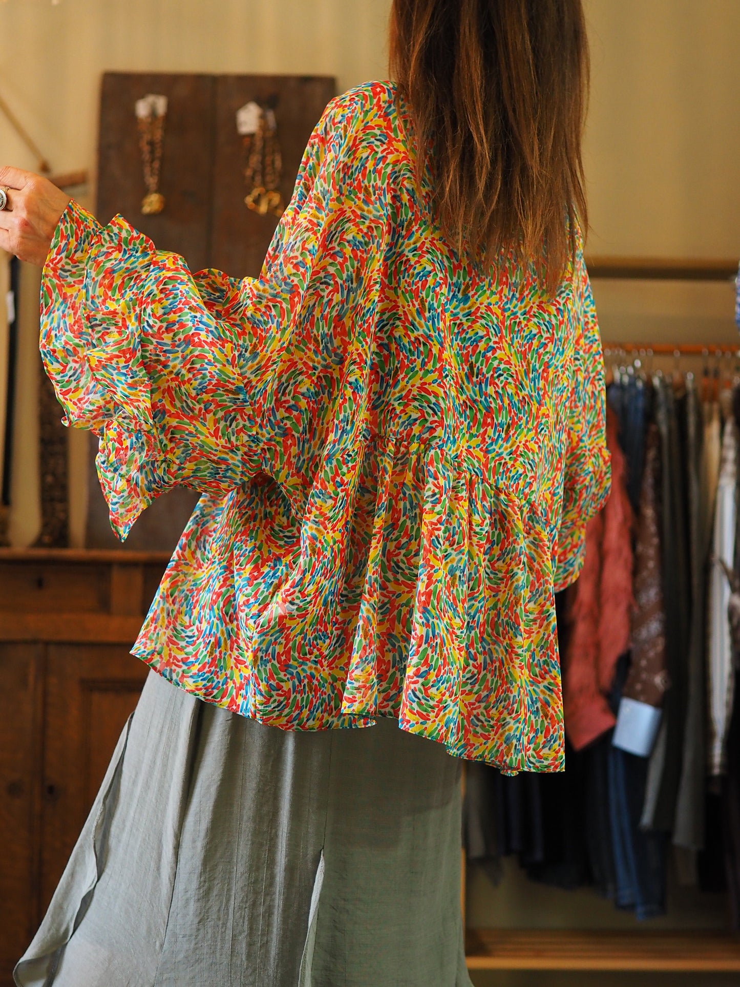 Blouse bohème dans les tons verts et orangés.
5% Viscose 95% Polyester.
Taille unique convient du 36 au 42/44.
Tour de poitrine 140cm Longueur dos 72cm.