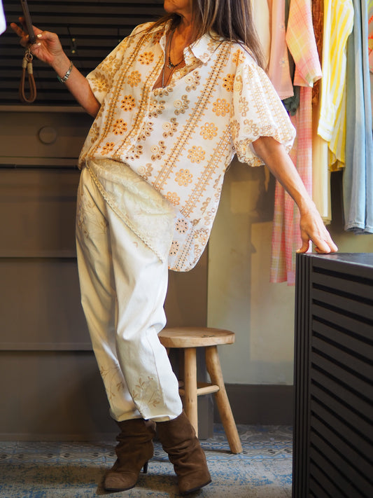 Taille unique convient du 36 au 40.
Mesures : Tour de poitrine 116cm Longueur dos 58cm.
Composition : 70% Lin 30% Coton.
Cathy mesure 1m66 fait un 36 et porte une taille unique.
Magnifique blouse blanche avec broderies pastels. Manches bouffantes.