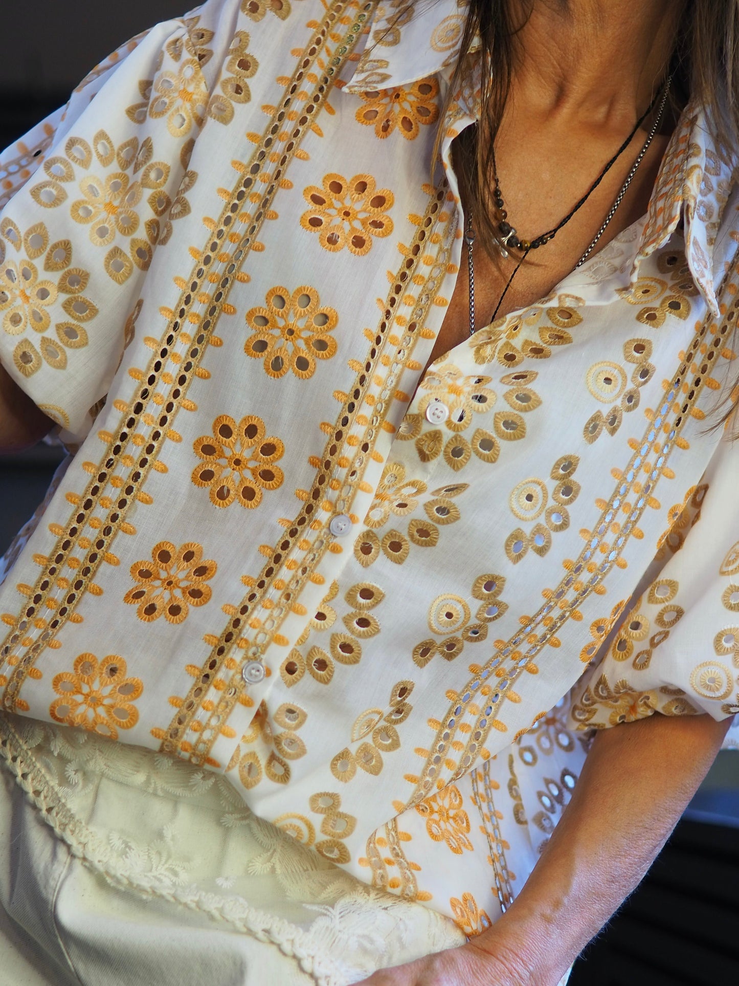 Taille unique convient du 36 au 40.
Mesures : Tour de poitrine 116cm Longueur dos 58cm.
Composition : 70% Lin 30% Coton.
Cathy mesure 1m66 fait un 36 et porte une taille unique.
Magnifique blouse blanche avec broderies pastels. Manches bouffantes.