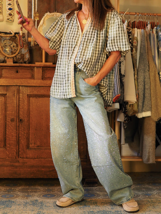 Blouse petits carreaux motifs, kaki avec liseret ligné camel et rouge. Manches courtes légèrements bouffantes (élastique).
50% Viscose 50% Polyester .
Taille unique convient du 36 au 42/44.
Tour de poitrine 128cm Longueur dos 74cm.