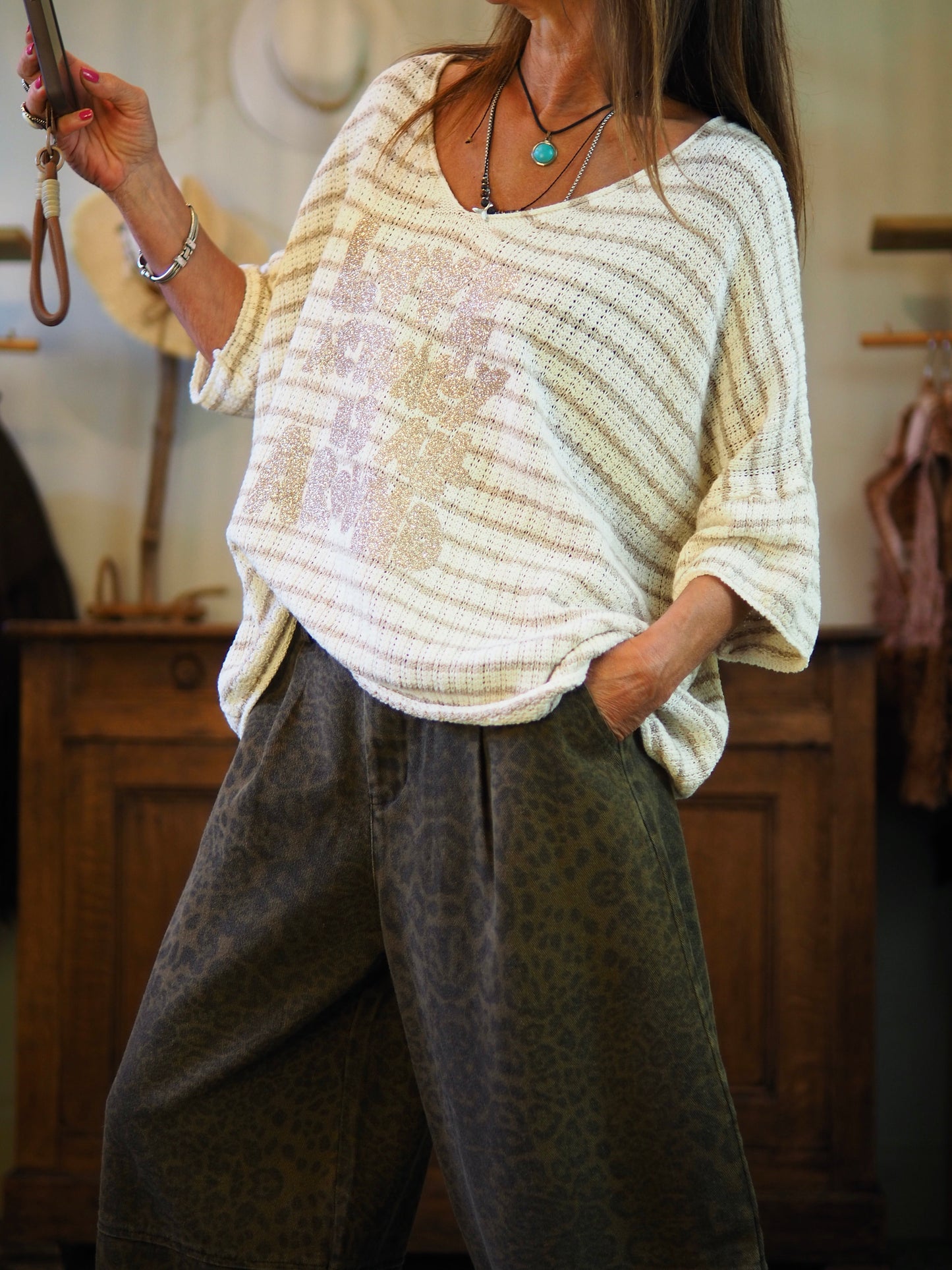 Blouse en maille coton écru et taupe. Inscriptions dorées.
Taille unique du 36 au 46.
70% Coton 20% Acrylique 10% Fibres variées.
Tour de poitrine 150cm Longueur dos 60cm.