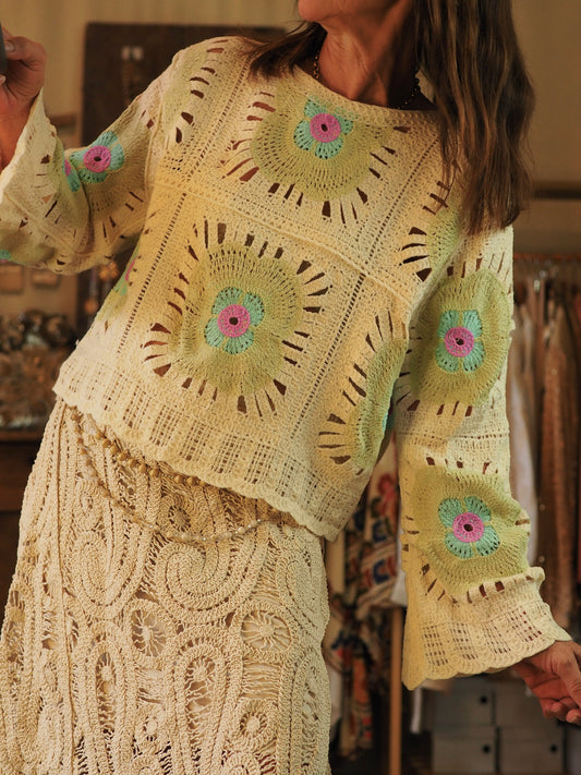 Blouse crochet écru, vert pale, turquoise et rose.
100% Acrylique.
Taille unique convient du 36 au 40.
Tour de poitrine 116cm Longueur dos 50cm.