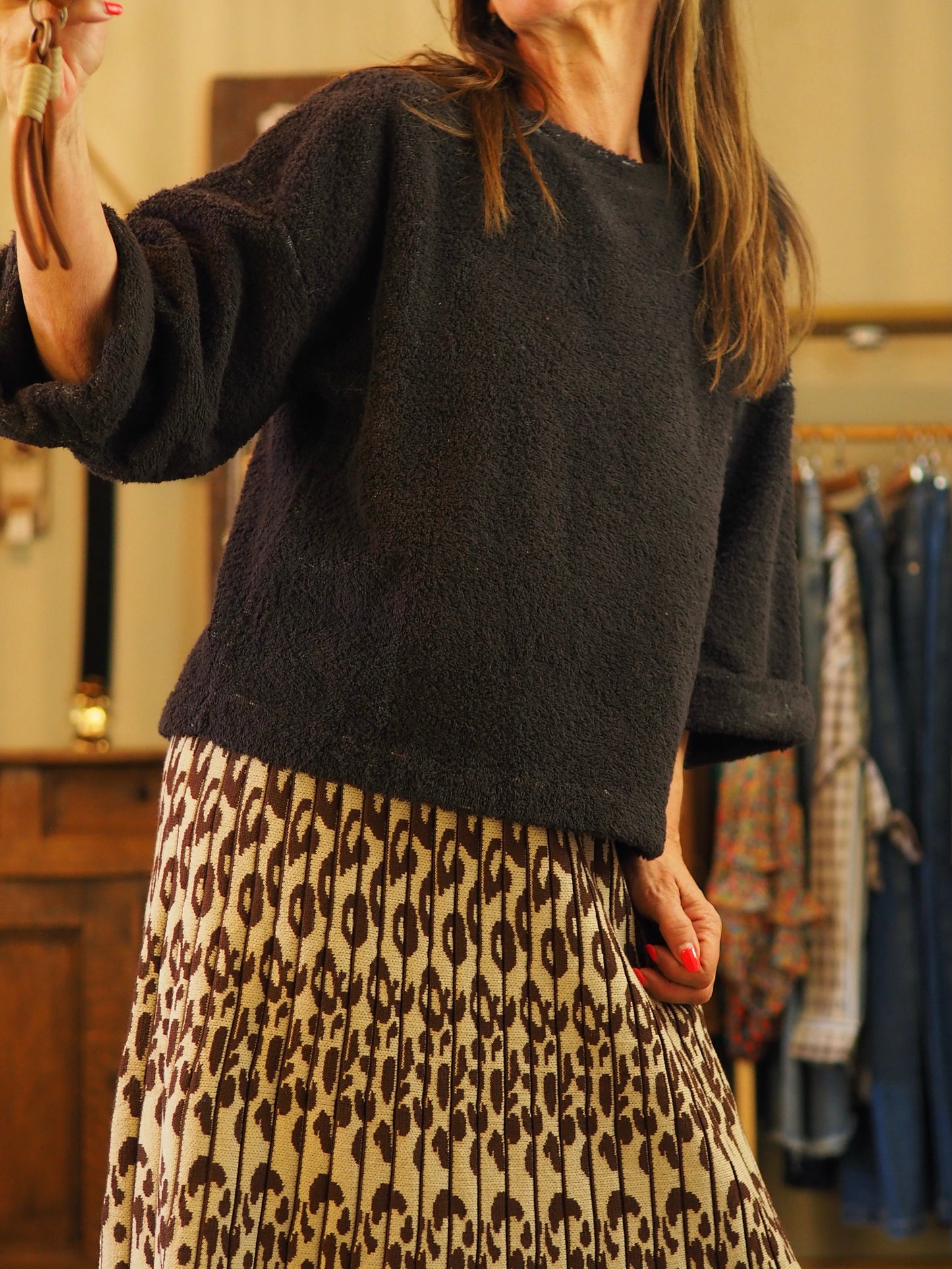 Blouse en éponge marron.
Taille unique convient du 36 au 42.
90% Coton 10% Polyester.
Tour de poitrine 114cm Longueur dos 57cm.