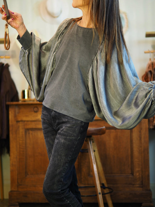 Blouse bi-matière. Corps matière teeshirt, gris délavé et manches satins.
Taille unique convient du 36 au 40/42.
50% Viscose 50% Coton.
Tour de poitrine 120cm Longueur dos 55cm.