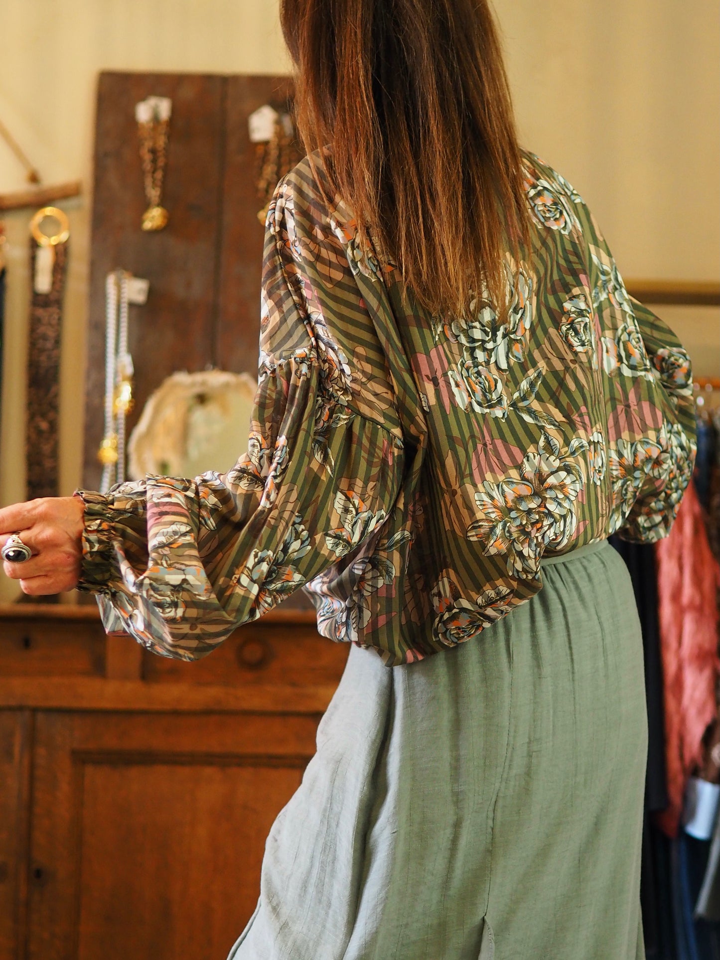 Blouse fluide kaki fleuries. Manches bouffantes.
100% Coton.
Taille unique convient du 36 au 44.
Tour de poitrine 150cm Longueur dos 78cm.
