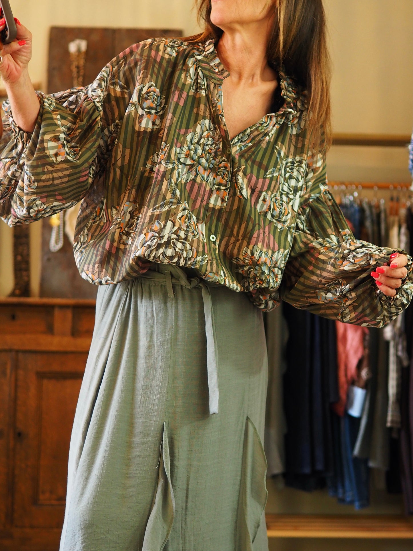 Blouse fluide kaki fleuries. Manches bouffantes.
100% Coton.
Taille unique convient du 36 au 44.
Tour de poitrine 150cm Longueur dos 78cm.