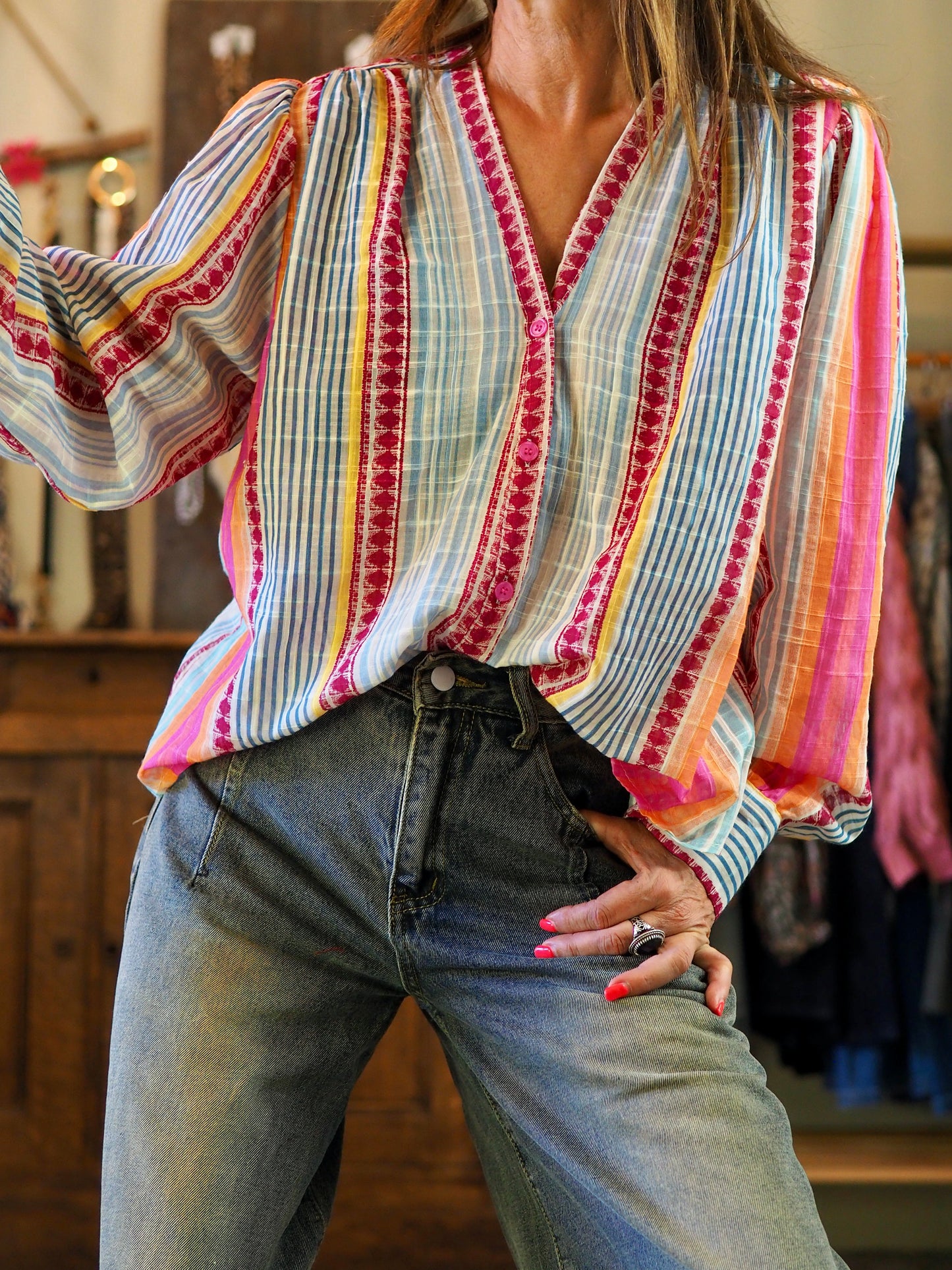 Blouse lignée rose/bleu/orange. Boutonnée à l'avant. Une pépite..
100% Coton.
Taille unique convient du 36 au 40/42.
Tour de poitrine 126cm Longueur dos 63cm.