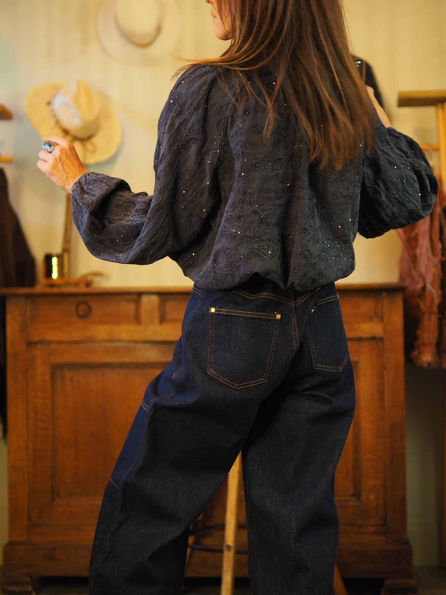 Blouse marine délavé ornée de broderies et sequins, dotée de poignets élastiques pour un confort optimal.
Taille unique convient du 36 au 42.
100% Coton .
Tour de poitrine 120cm Longueur dos 63cm.