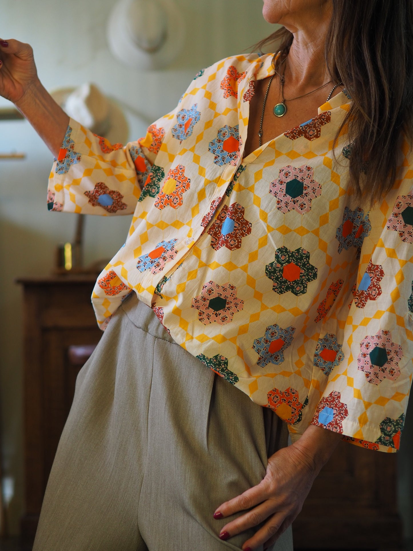 Blouse dans les tons orangés. Manches 3/4.
Taille unique du 36 au 42.
100% Coton.
Tour de poitrine 118cm Longueur dos 63cm.