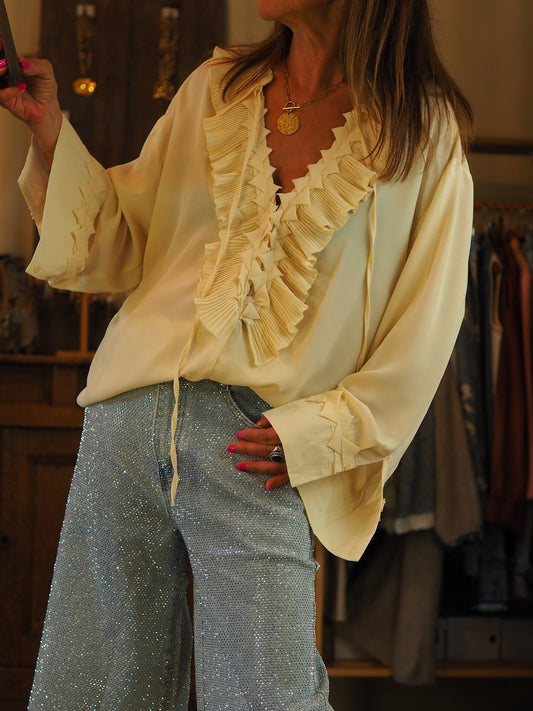 Blouse fluide jaune pâle. Trés bohéme chic, une pépite. Beau décolleté V refermé par un bouton.
95% Polyester 5% Soie.
Taille unique convient du 36 au 42.
Tour de poitrine 122cm Longueur dos 72cm.