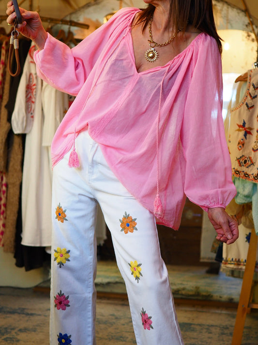 Blouse en voile de coton rose.
100% Coton.
Taille unique convient du 36 au 42.
Tour de poitrine 136cm Longueur dos 64cm.