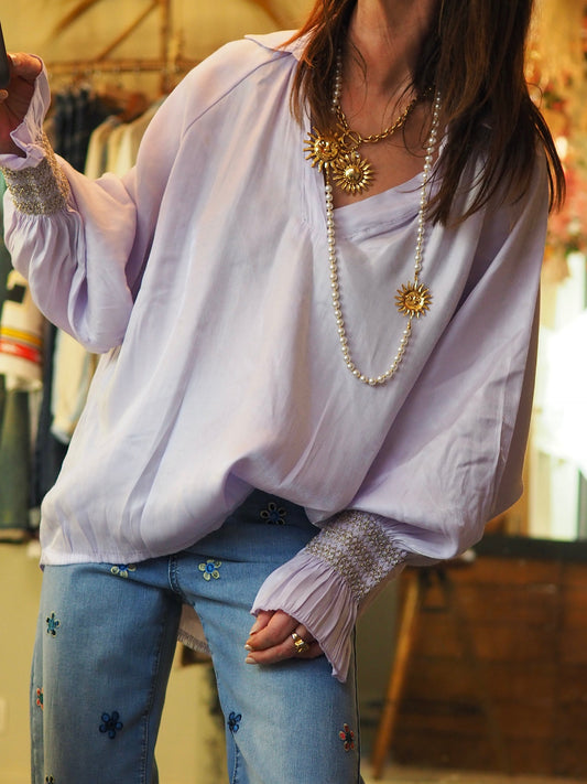 Blouse parme satinée avec détails poignets.
70% Viscose 30% Soie.
Taille unique convien du 36 au 44.
Tour de poitrine 136cm Longueur dos 74cm.