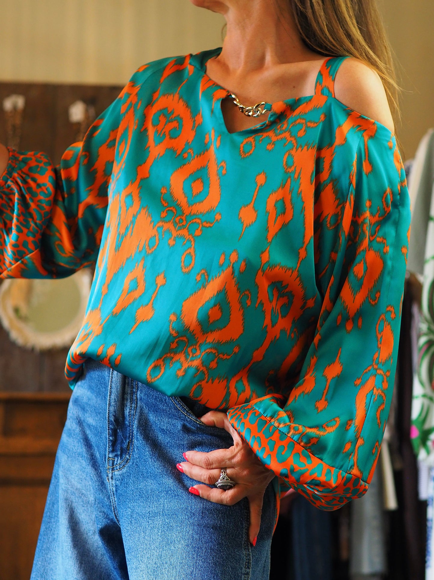 Blouse fluide effet satin turquoise et orange.
95% Polyester 5% Viscose.
Taille 1-36/39 Taille 2-38/40.