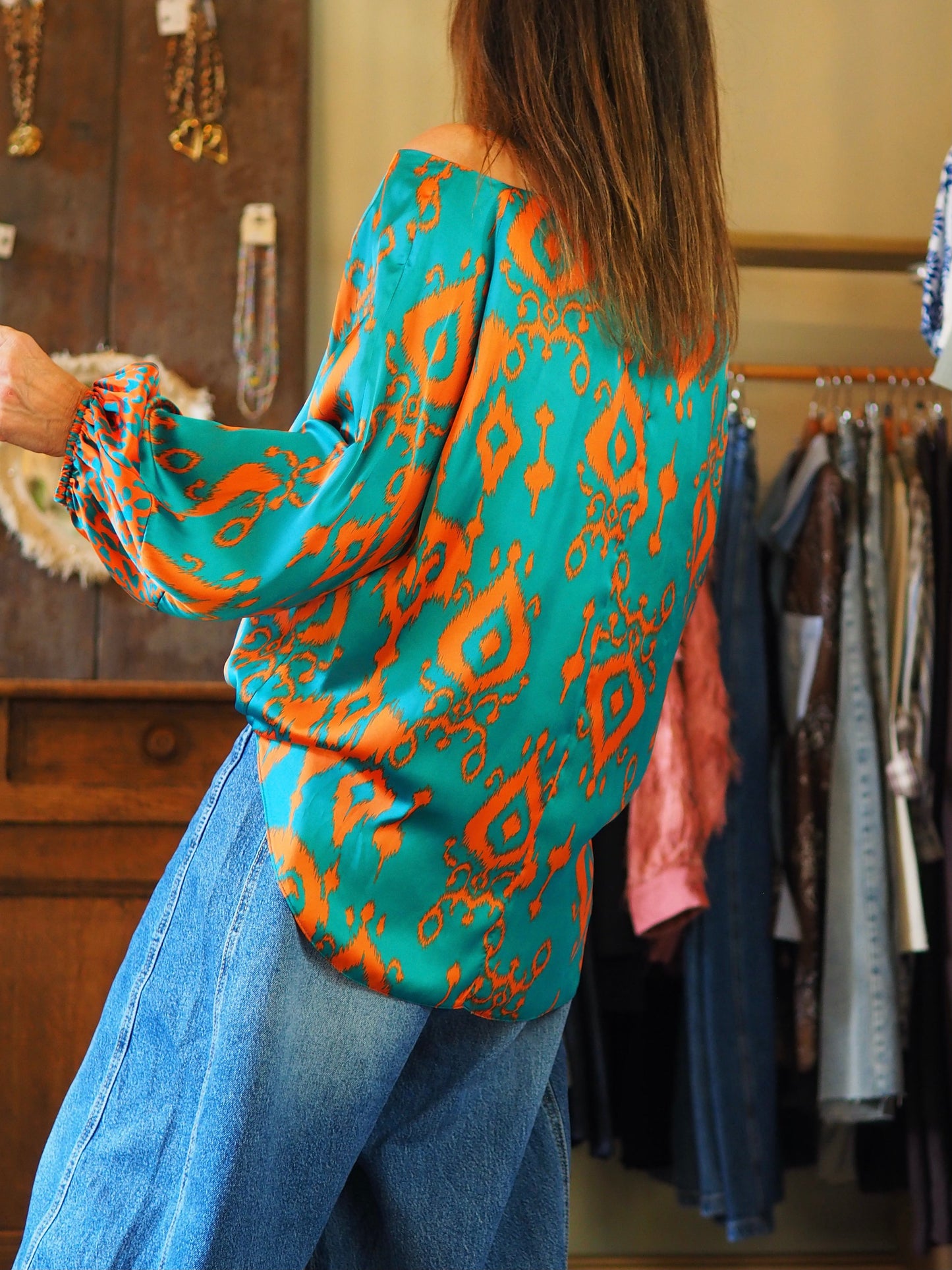 Blouse fluide effet satin turquoise et orange.
95% Polyester 5% Viscose.
Taille 1-36/39 Taille 2-38/40.