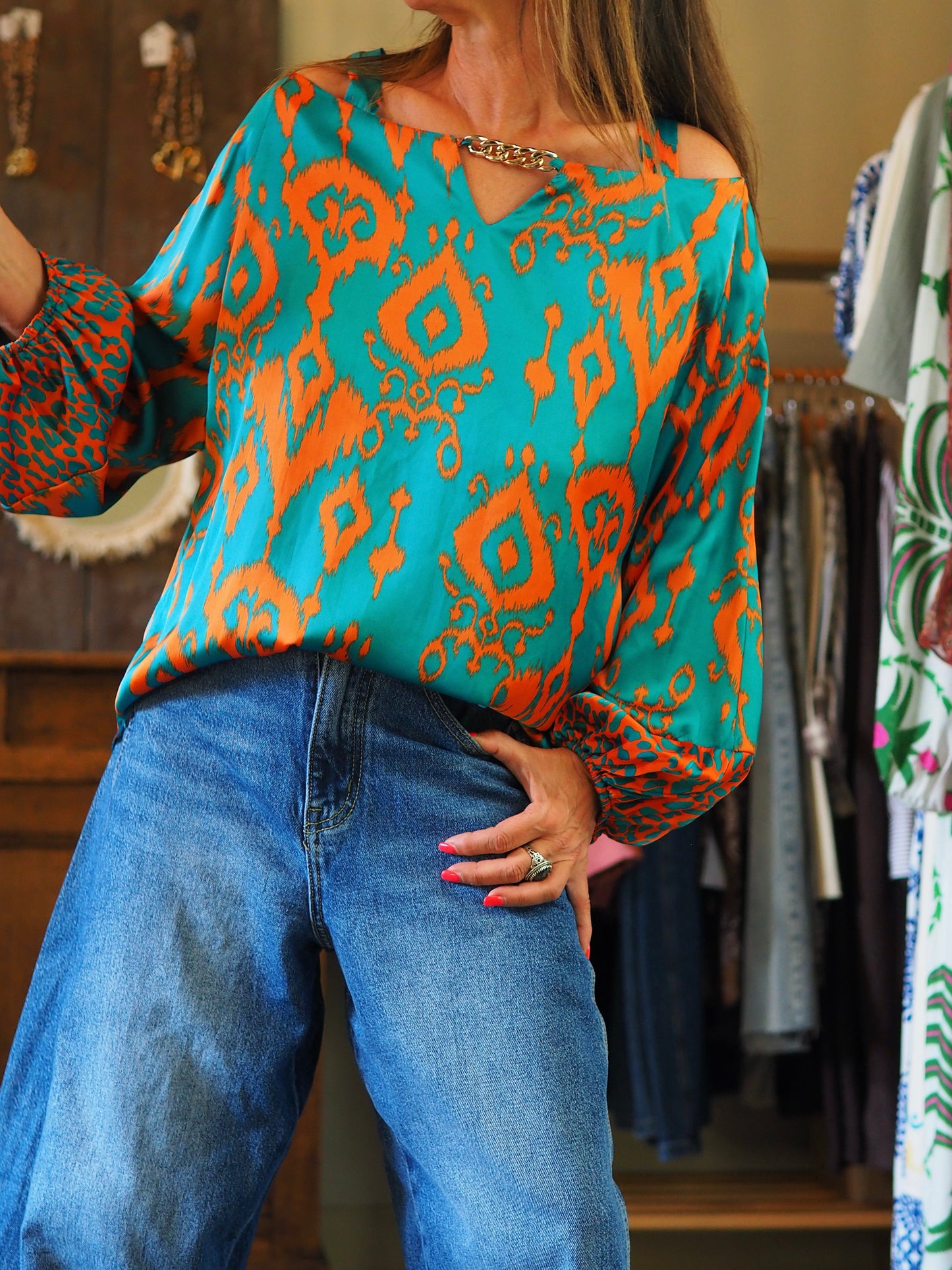 Blouse fluide effet satin turquoise et orange.
95% Polyester 5% Viscose.
Taille 1-36/39 Taille 2-38/40.