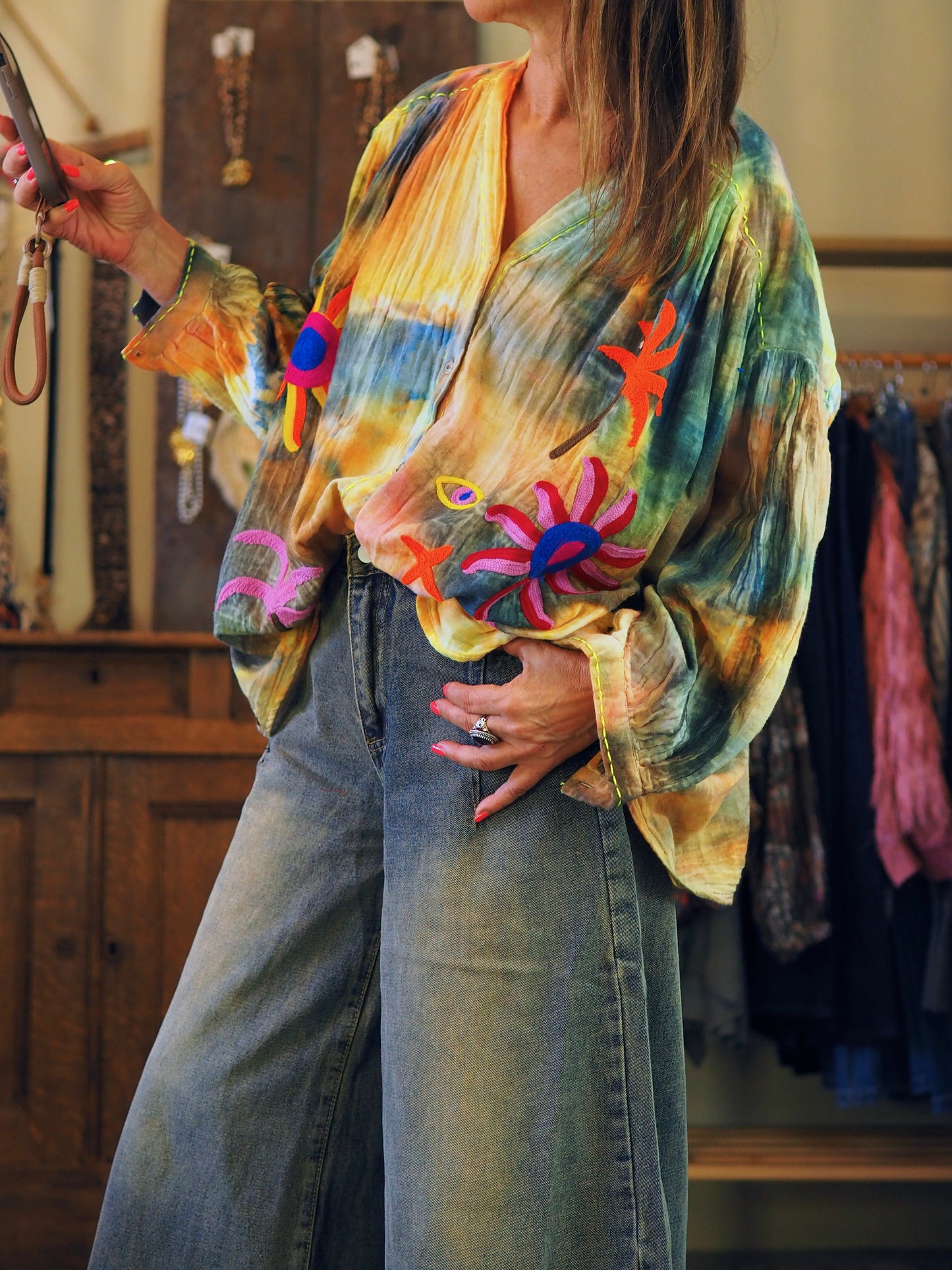 Magnifique blouse tie and dye dans les tons orangés et verts, avec broderies.
100% Coton.
Taille unique convient du 36 au 44.
Tour de poitrine 164cm Longueur dos 70cm.