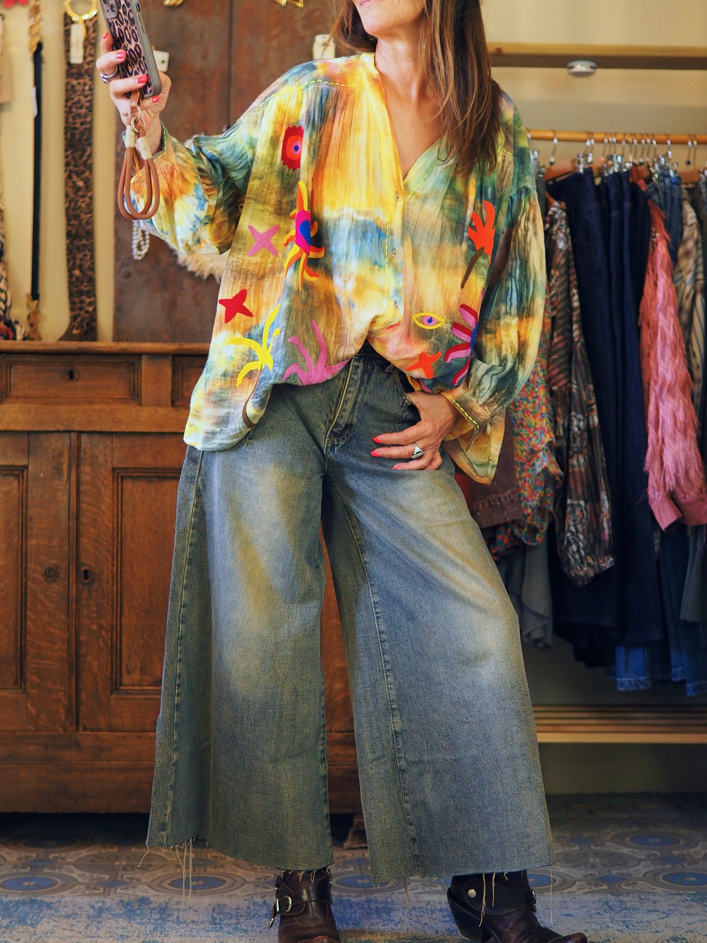 Magnifique blouse tie and dye dans les tons orangés et verts, avec broderies.
100% Coton.
Taille unique convient du 36 au 44.
Tour de poitrine 164cm Longueur dos 70cm.