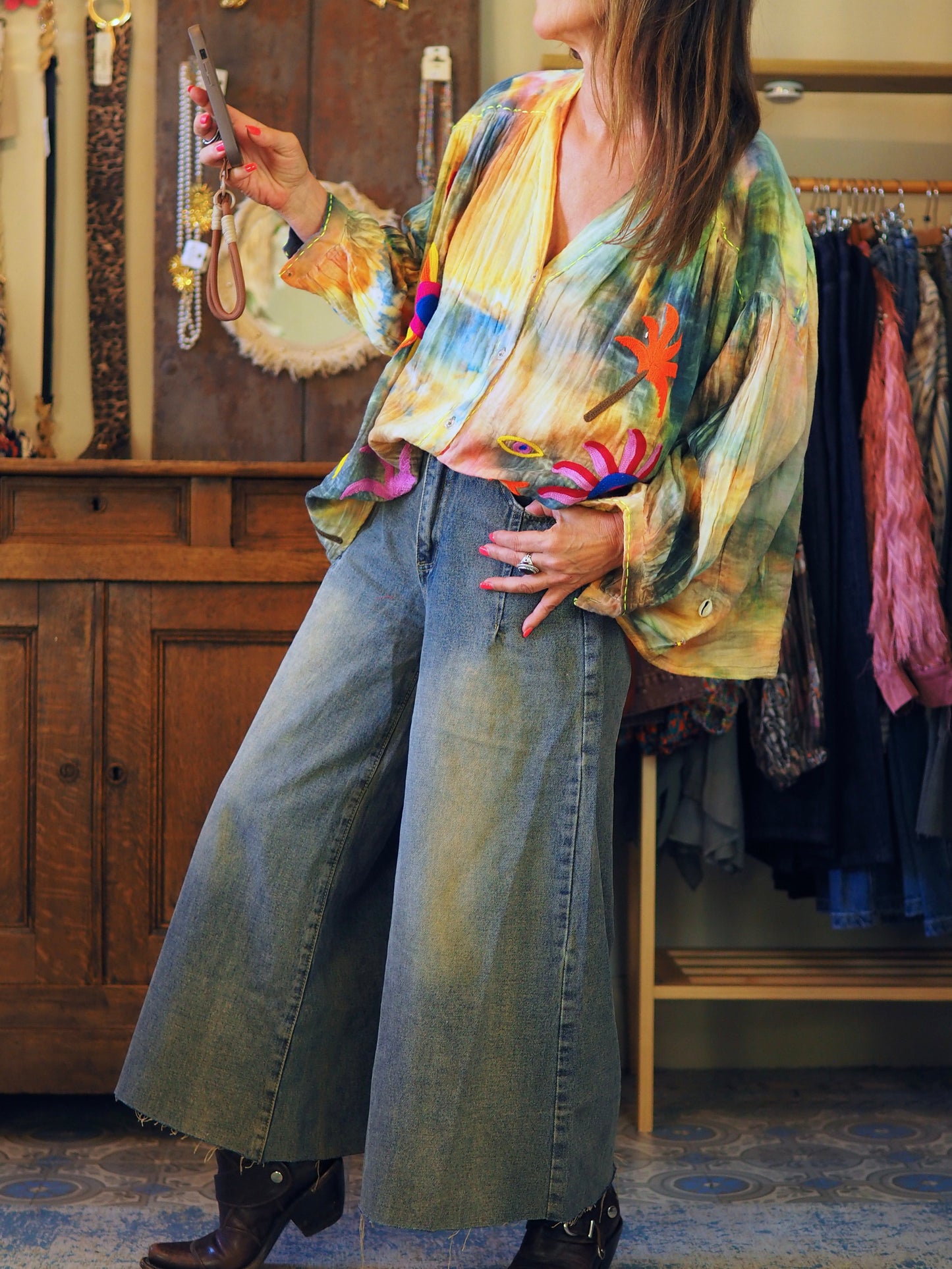 Magnifique blouse tie and dye dans les tons orangés et verts, avec broderies.
100% Coton.
Taille unique convient du 36 au 44.
Tour de poitrine 164cm Longueur dos 70cm.