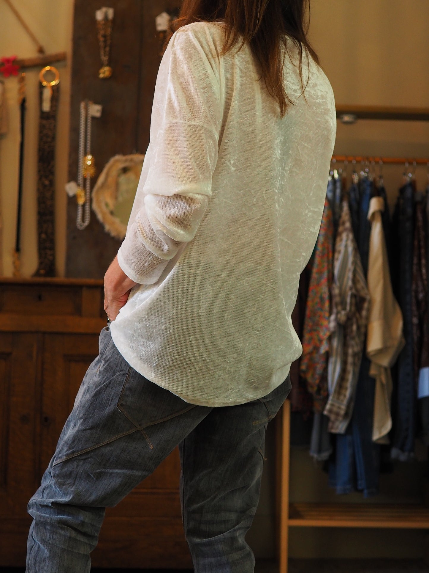 Blouse blanche effet pan de velours. Motifs dorés et strassés.
70% Viscose 25% Nylon 5% Elasthane.
Taille unique convient du 36 au 42.
Tour de poitrine 120cm Longueur dos 70cm.