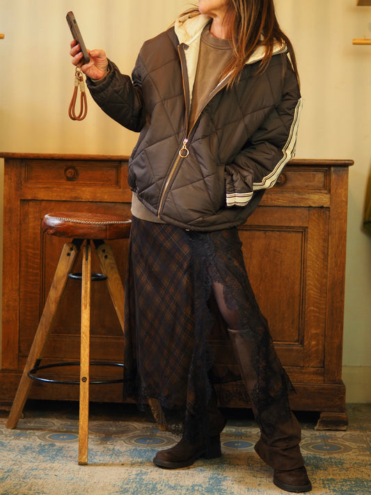 Blouson matelassé marron avec ligne beige. Capuche et 2 poches devant. Fermeture éclair. 
Taille unique convient du 36 au 42.
100% Viscose .
Tour de poitrine 140cm Longueur dos 63cm.