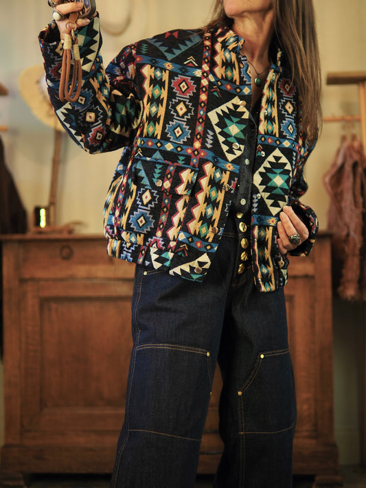 Magnifique blouson avec ses couleurs dans les tons bleus. Elastique à la taille. Doublé.
Taille unique convient du 36 au 42.
95% Coton 5% Polyester.
Largeur dos 65cm Longueur dos 57cm.