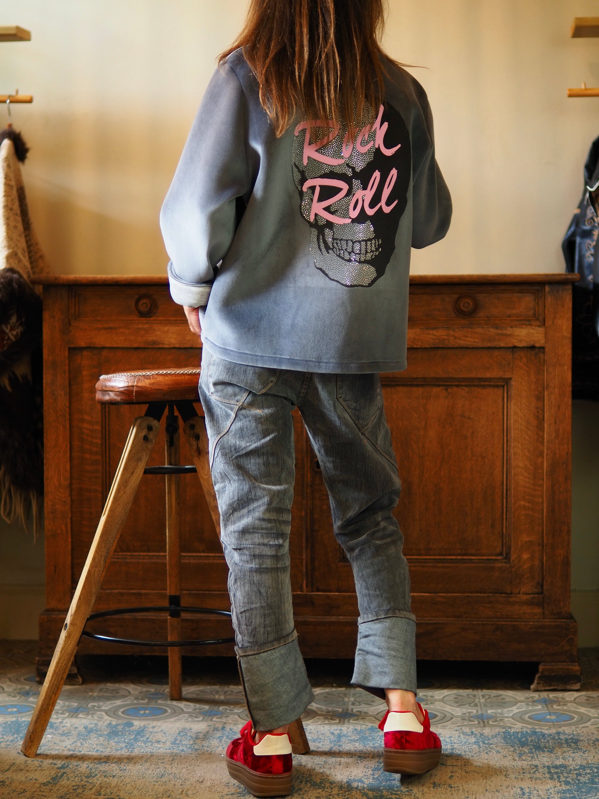 Blouson gris souris. Matière trés douce un peu comme du velours lisse mais bien plus épais. Tête de mort dans le dos en strass.
Taille unique convient du 36 au 42/44.
95% Polyester 5% Elasthane.
Tour de poitrine 132cm Longueur dos 67cm.