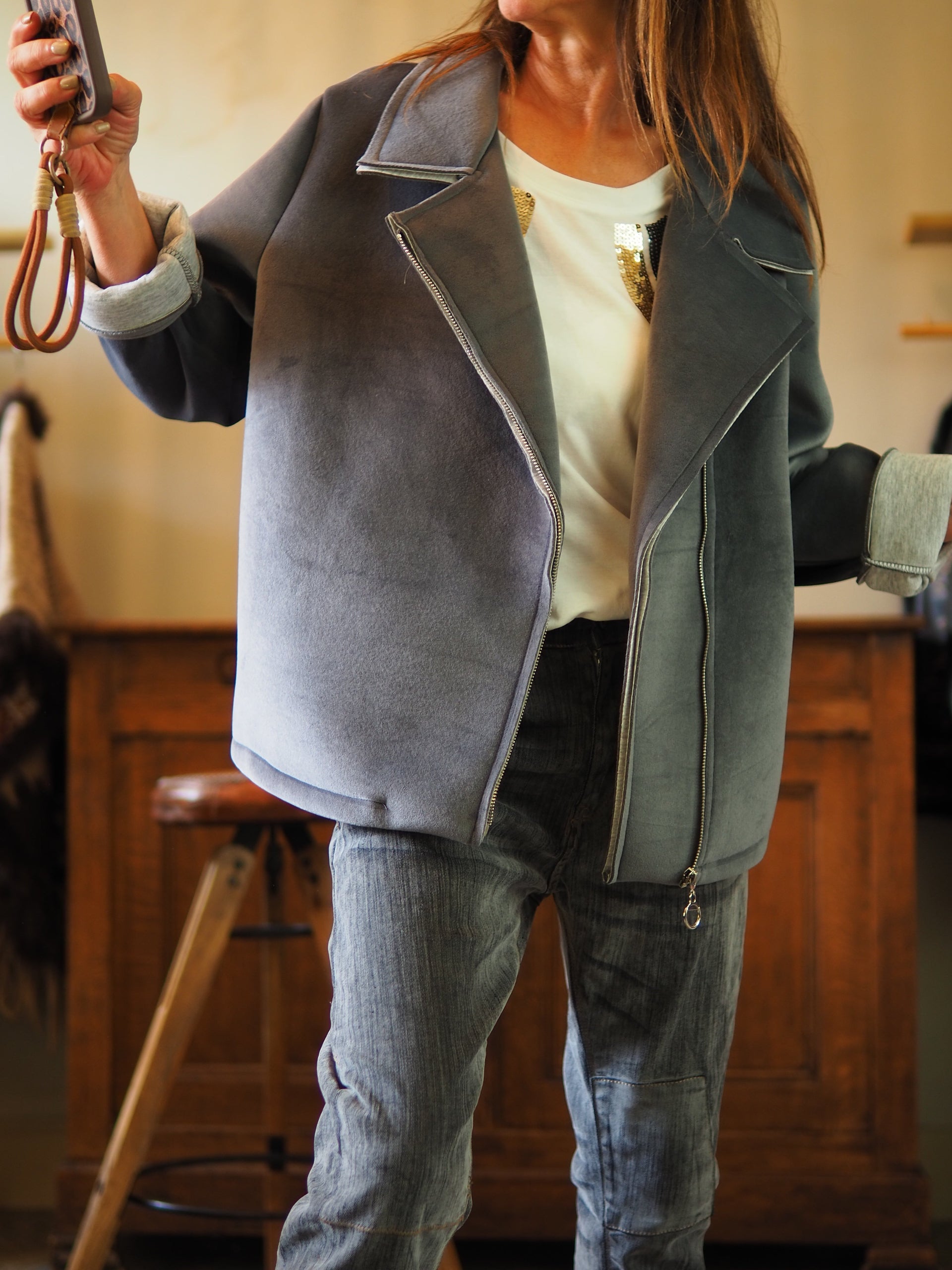 Blouson gris souris. Matière trés douce un peu comme du velours lisse mais bien plus épais. Tête de mort dans le dos en strass.
Taille unique convient du 36 au 42/44.
95% Polyester 5% Elasthane.
Tour de poitrine 132cm Longueur dos 67cm.