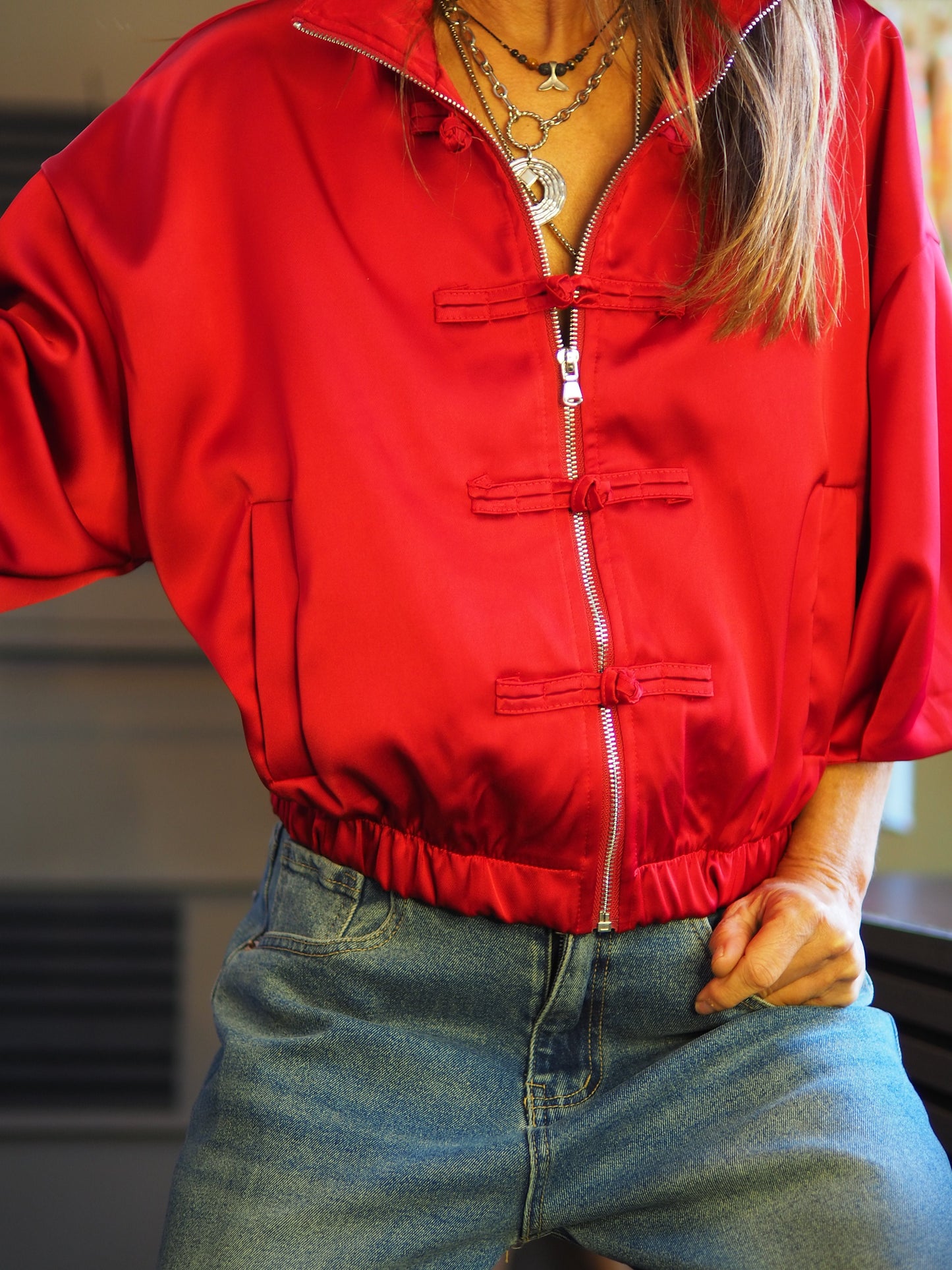 Taille SLM et M/L.
Mesures : S/M : Tour de poitrine 120cm Longueur dos 50cm. M/L : Tour de poitrine 136cm Longueur dos 54cm.
Composition : 100% Polyester.
Cathy mesure 1m66 fait un 36 et porte une taille unique.
Blouson d'un beau rouge écarlate.
