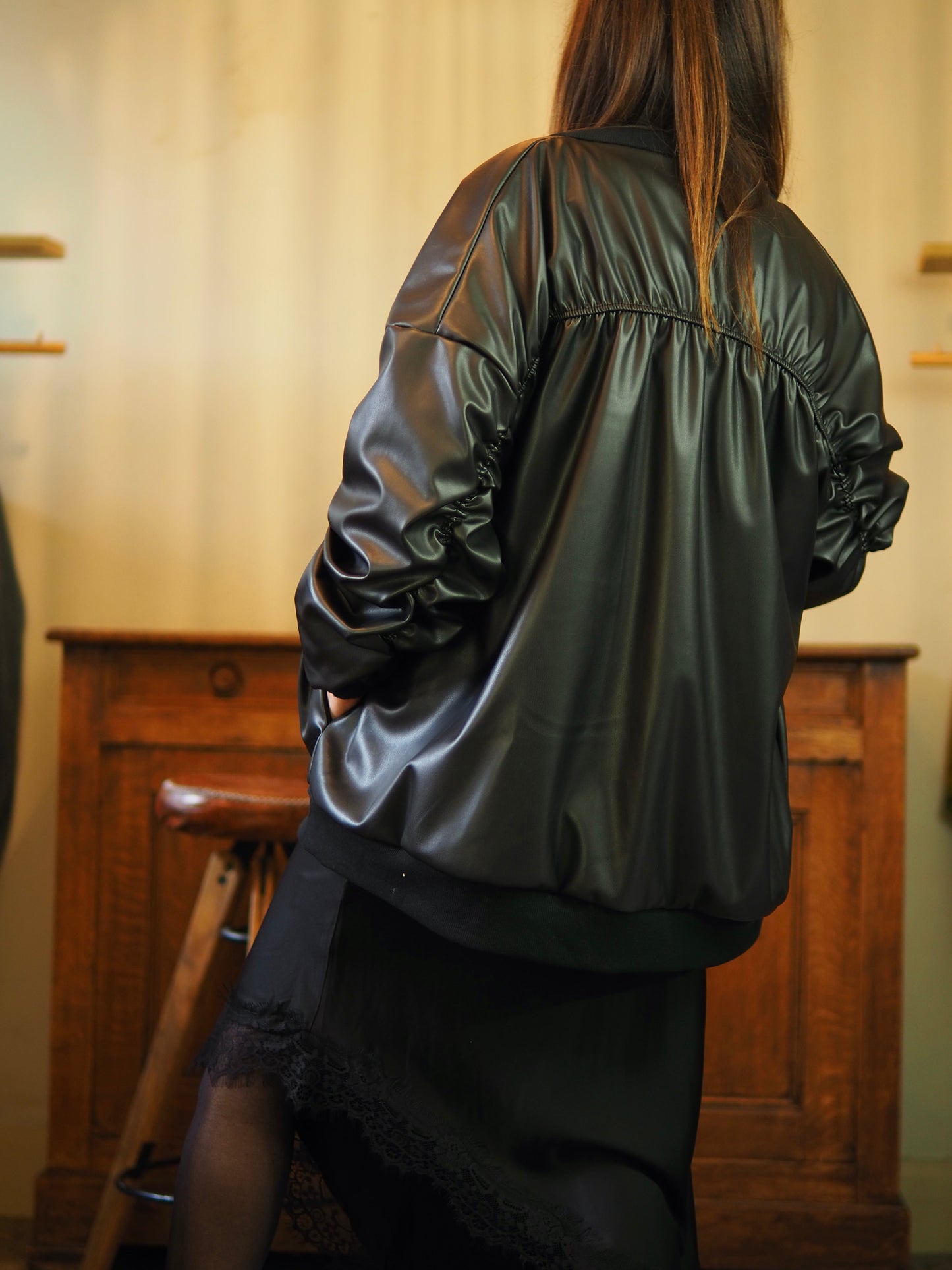 Blouson en simili noir doublure léopard. Magnifique ..
Taille unique convient du 36 au 42/44.
55% Polyester 45% Polyurethane.
Tour de poitrine 140cm Longueur dos 74cm.
