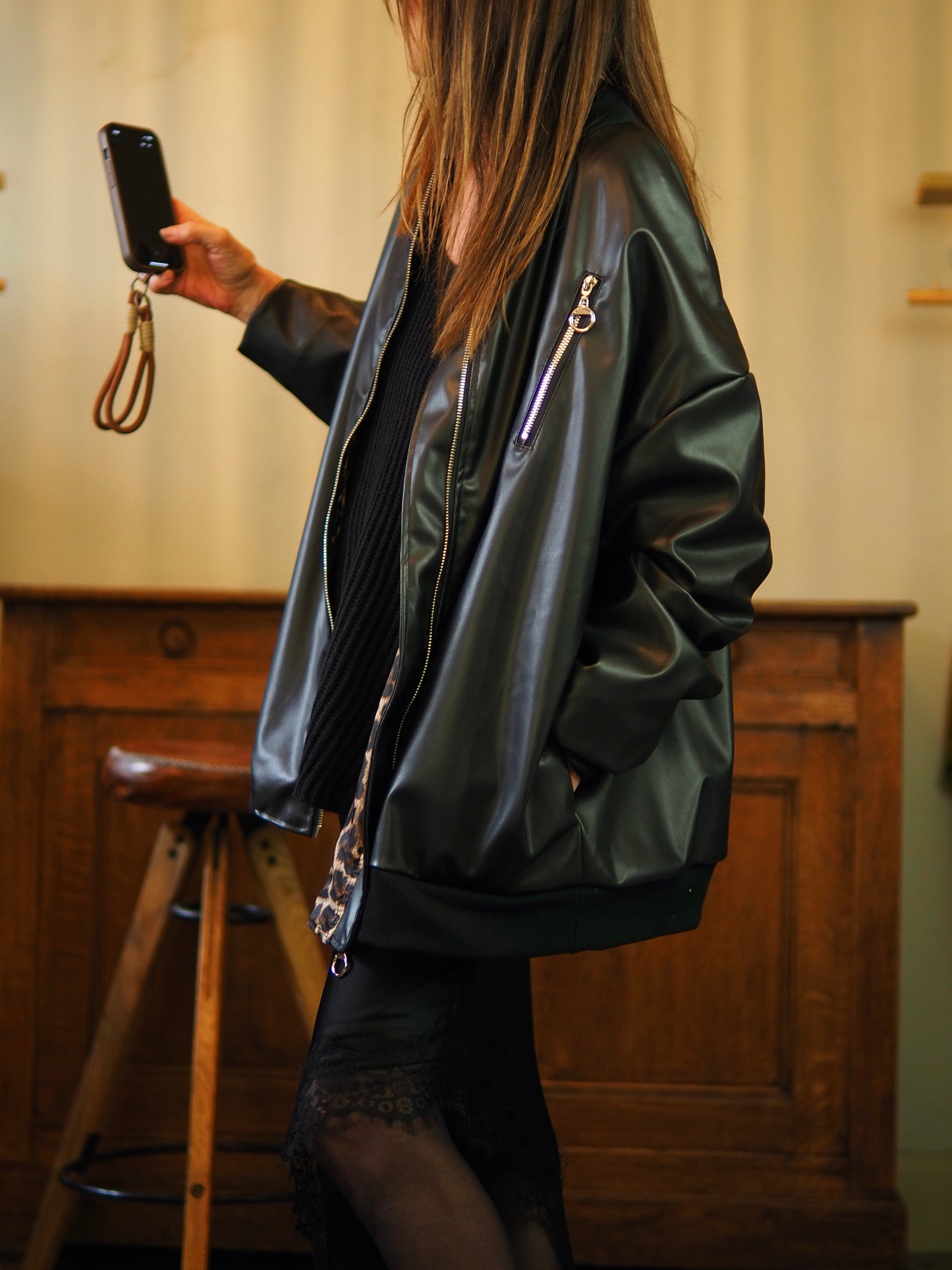 Blouson en simili noir doublure léopard. Magnifique ..
Taille unique convient du 36 au 42/44.
55% Polyester 45% Polyurethane.
Tour de poitrine 140cm Longueur dos 74cm.